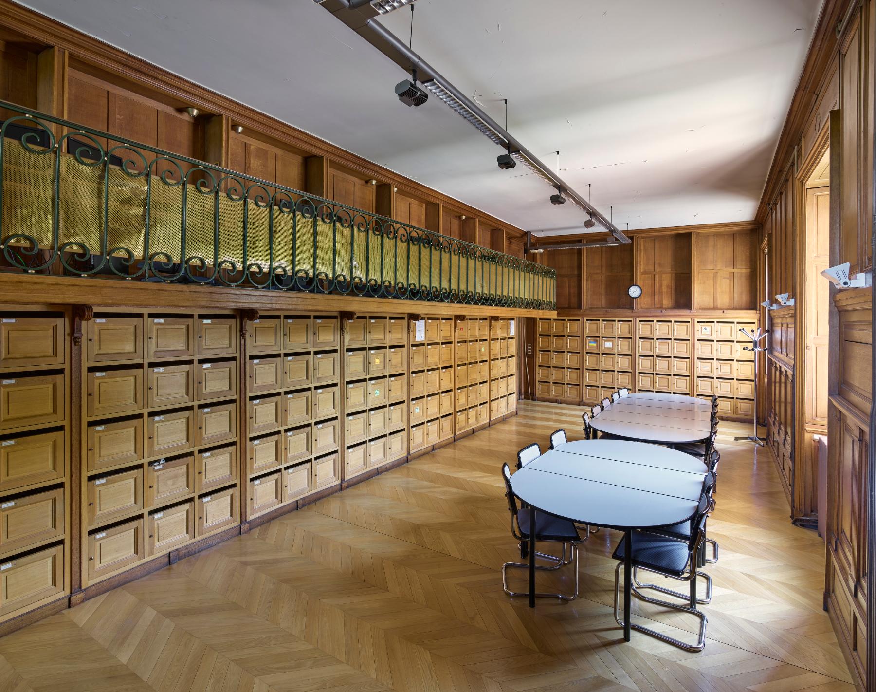 Bibliothèque de la villa du comte Foy, actuels casiers du bureau du courrier interne.