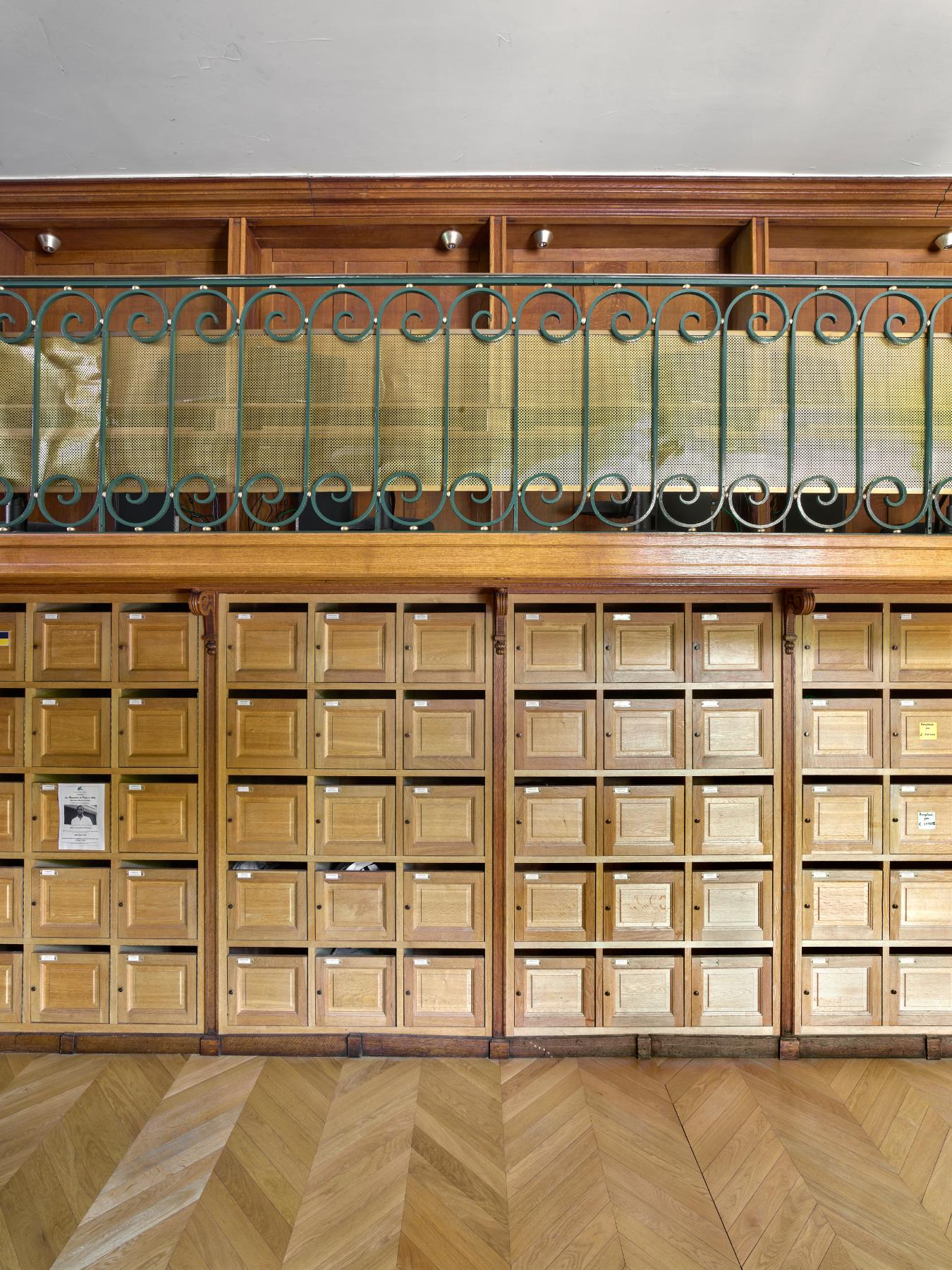 Meuble-bibliothèque de la villa du comte Foy, actuels casiers du bureau du courrier interne.