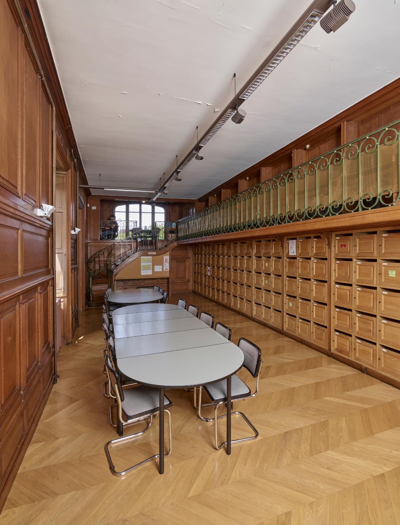 Meuble-bibliothèque de la villa du comte Foy, actuels casiers du bureau du courrier interne.