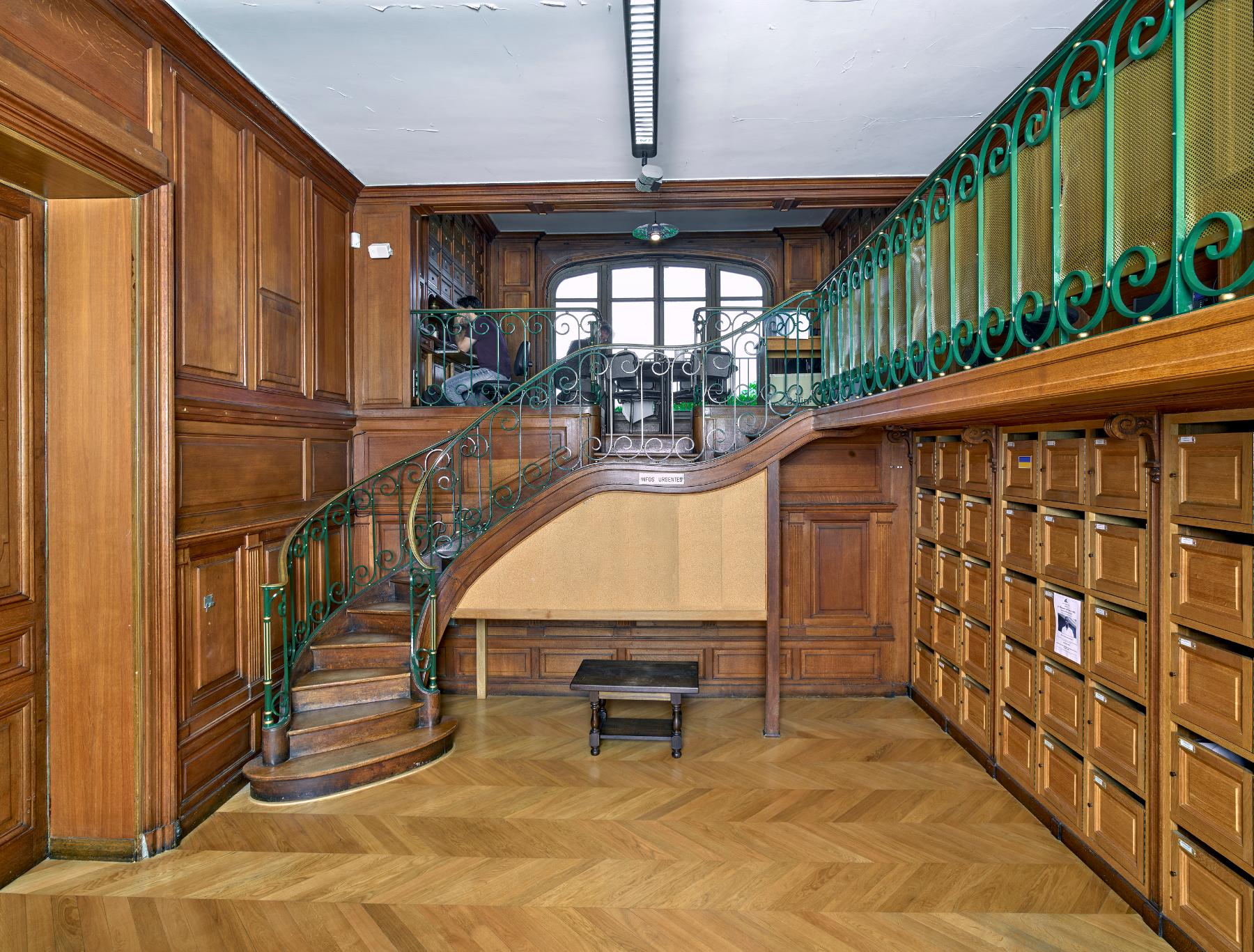 Bibliothèque de la villa du comte Foy, actuel bureau du courrier interne.