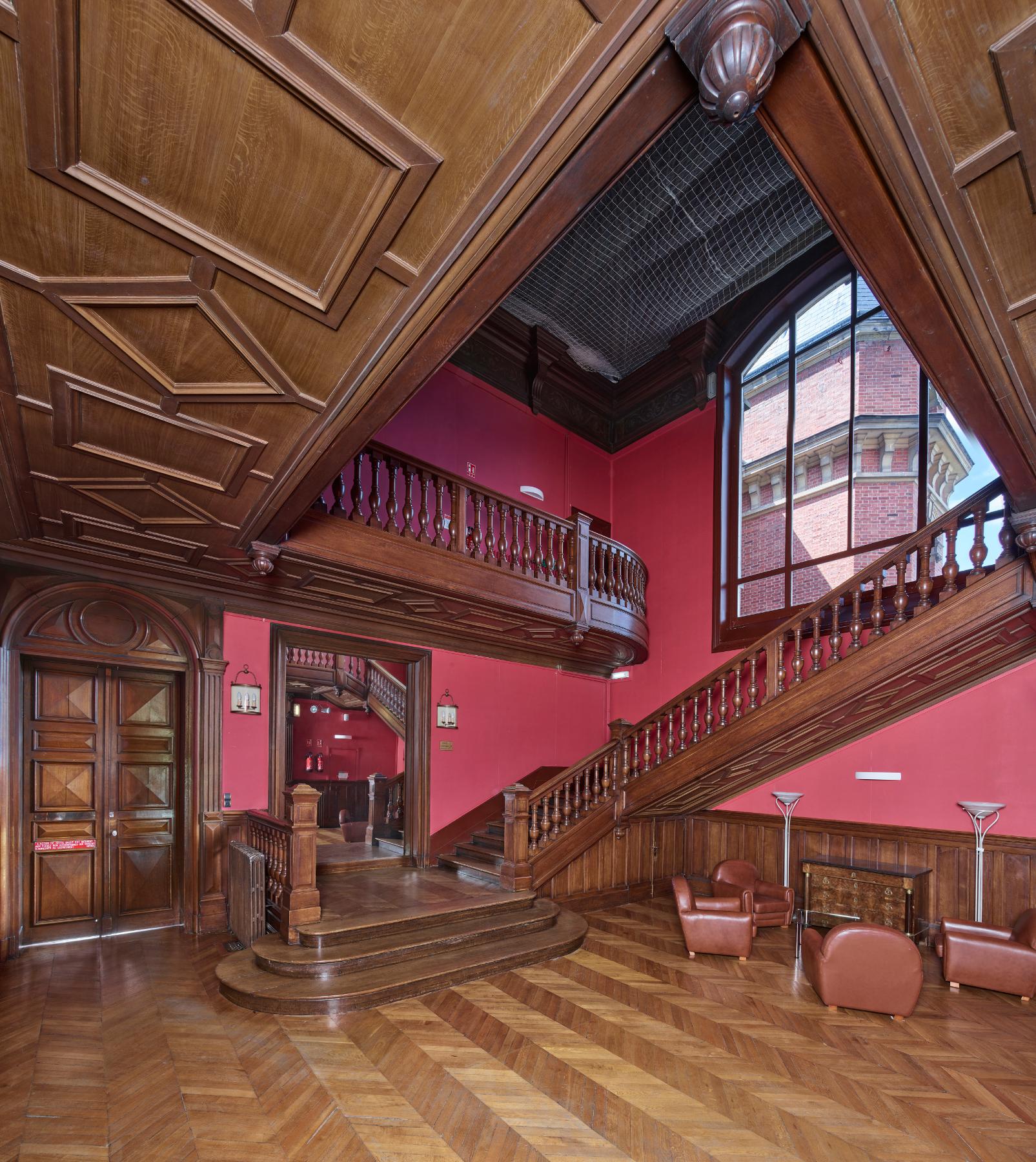 Grand hall et grand escalier éclairé par une "fenêtre thermale" de la villa du comte Foy.