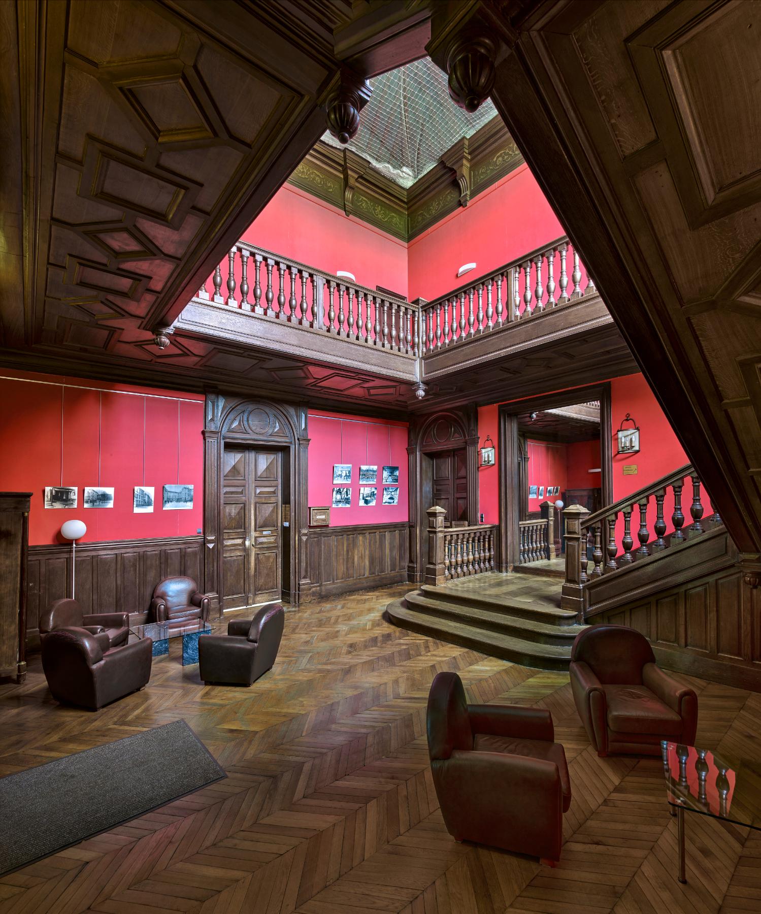 Hall d'entrée et grand escalier de la villa du comte Foy.