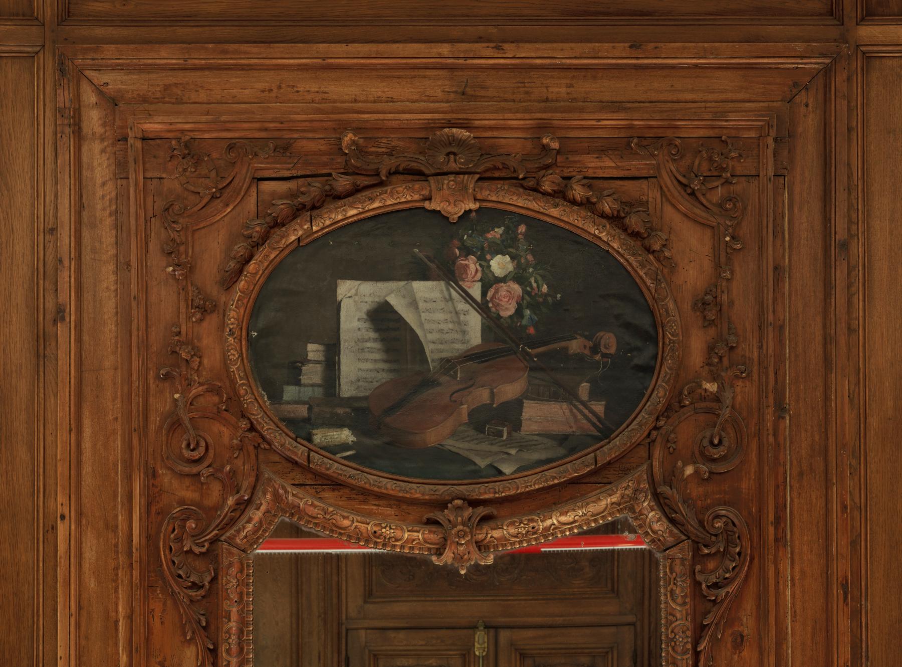 Nature-morte aux instruments de musique inséré dans le trumeau de la cheminée du salon de musique de la villa du comte Foy, actuel bureau du secrétariat.