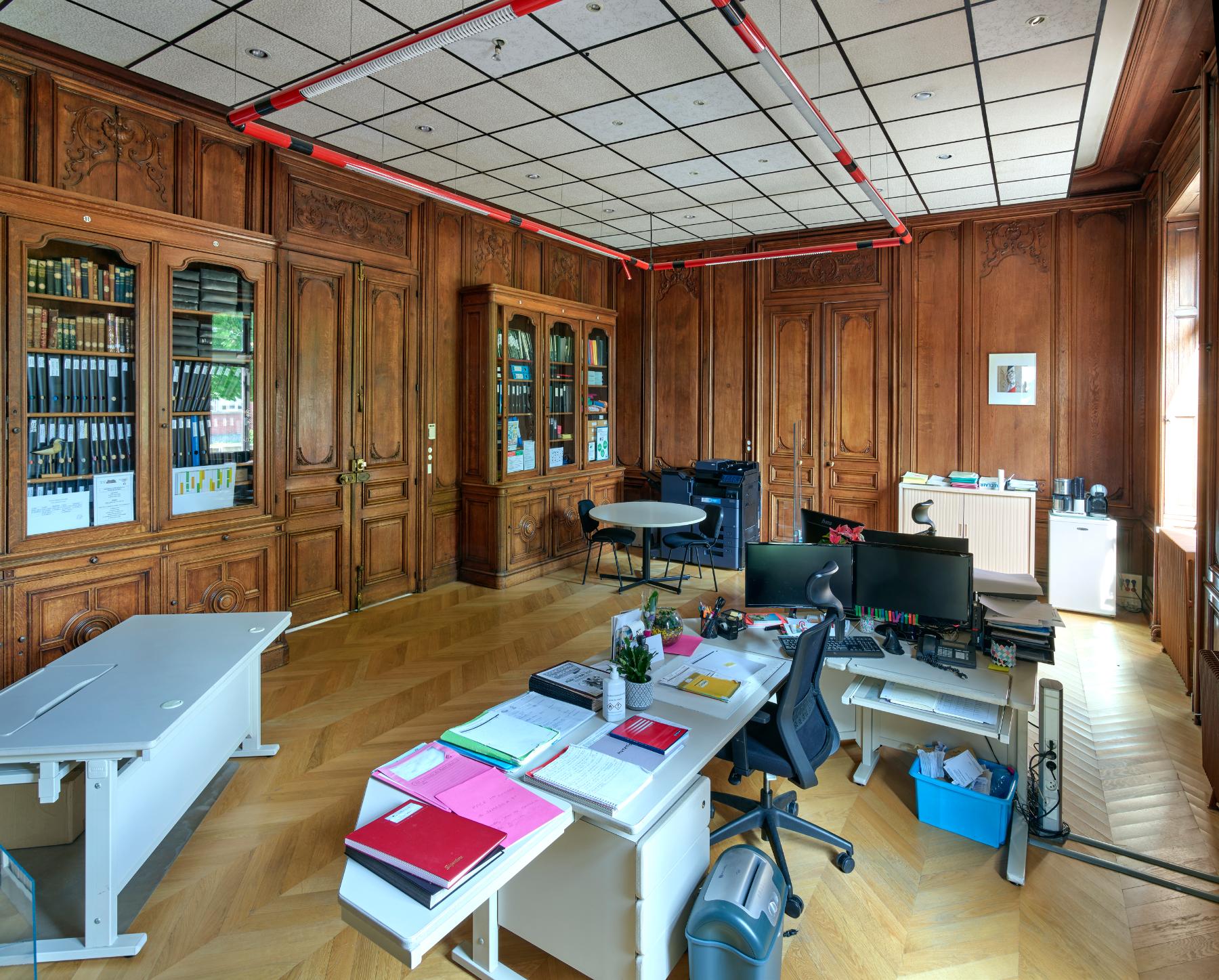 Ancien salon de musique de la villa du comte Foy, actuel bureau du secrétariat.