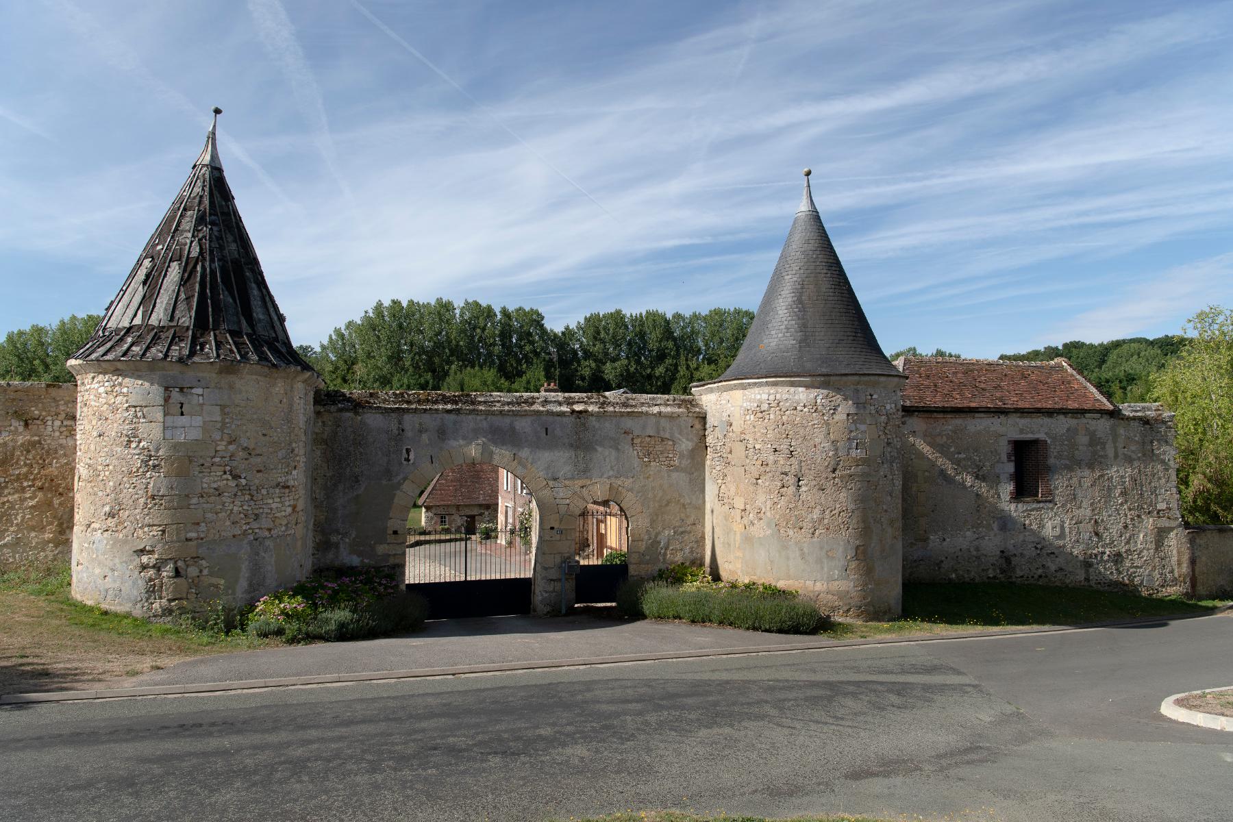 Entrée de la ferme de Poneaux, vue depuis le nord (inscrite MH PA00114759). 