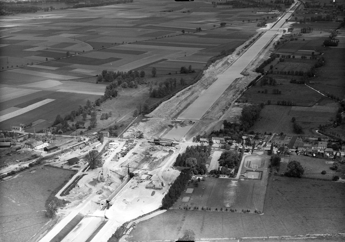 Chantier de construction du canal du Nord. Vue aérienne du port de Marquion lors de la seconde phase de chantier en 1965. (IGN. Photothèque Nationale).