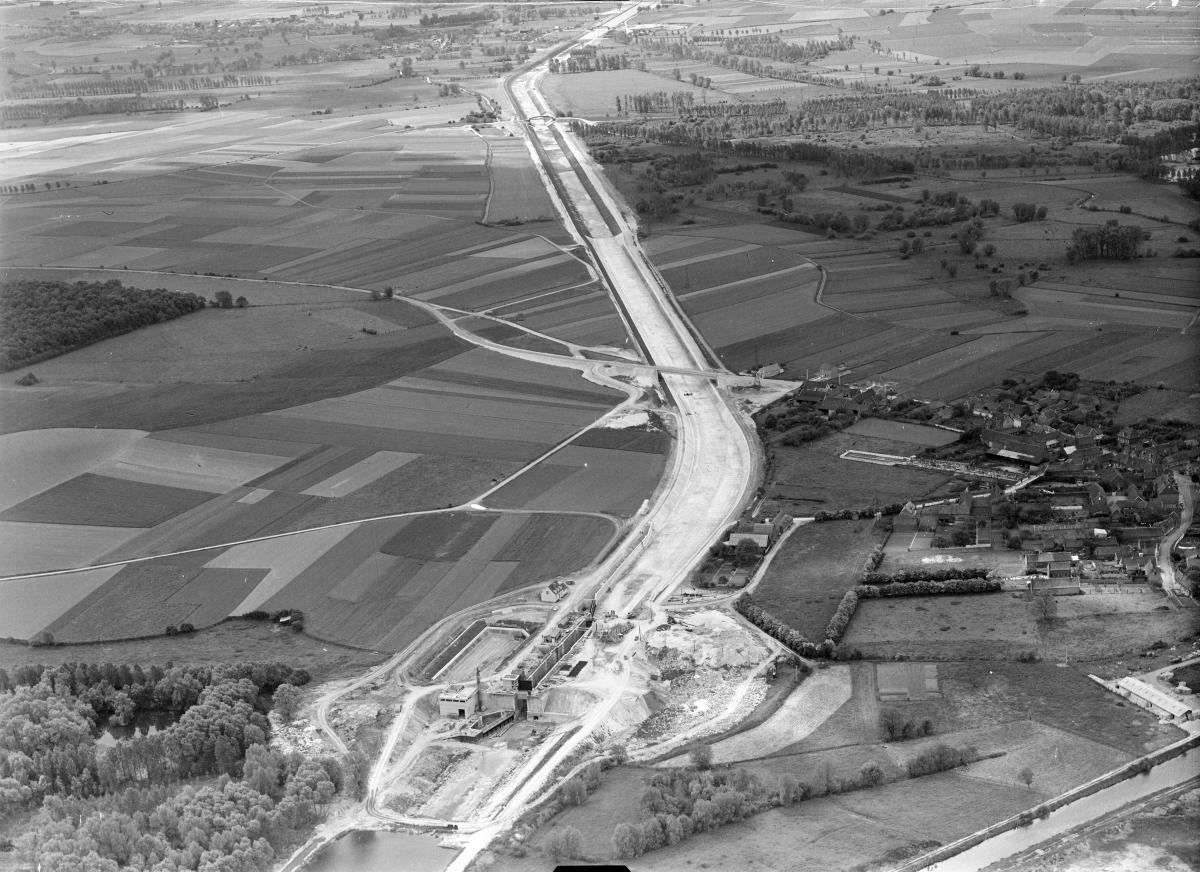 Vue aérienne du chantier dans le secteur de l'écluse n°1 de Palluel (Pas-de-Calais) en 1965. (IGN. Photothèque Nationale. 1965).