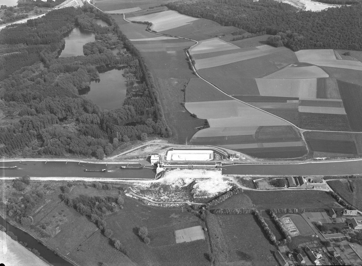Vue aérienne du chantier dans le secteur de l'écluse n°1 de Palluel (Pas-de-Calais) en 1967. (IGN. Photothèque Nationale. 1967).
