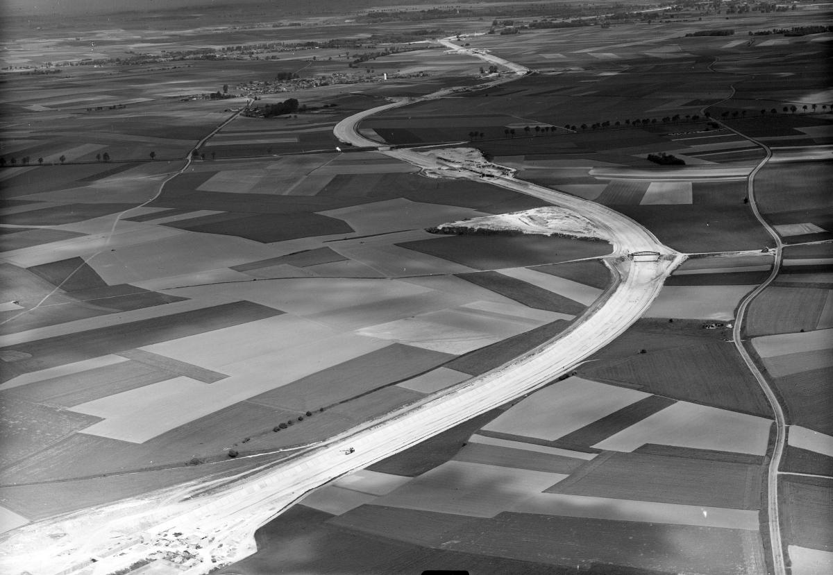 Vue aérienne du secteur de l'écluse n°7 de Graincourt-les-Havrincourt (Pas-de-Calais) lors de l'achèvement des travaux du canal. (IGN. Photothèque Nationale : 1965).