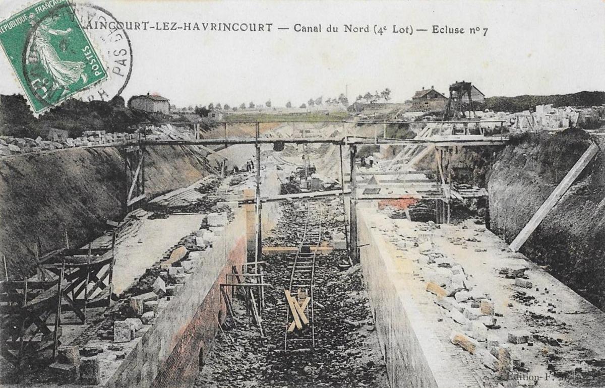 Base des bajoyers en cours de construction (premier niveau de brique et second niveau de bloc de grès), carte postale entre 1908 et 1914 (collection particulière).