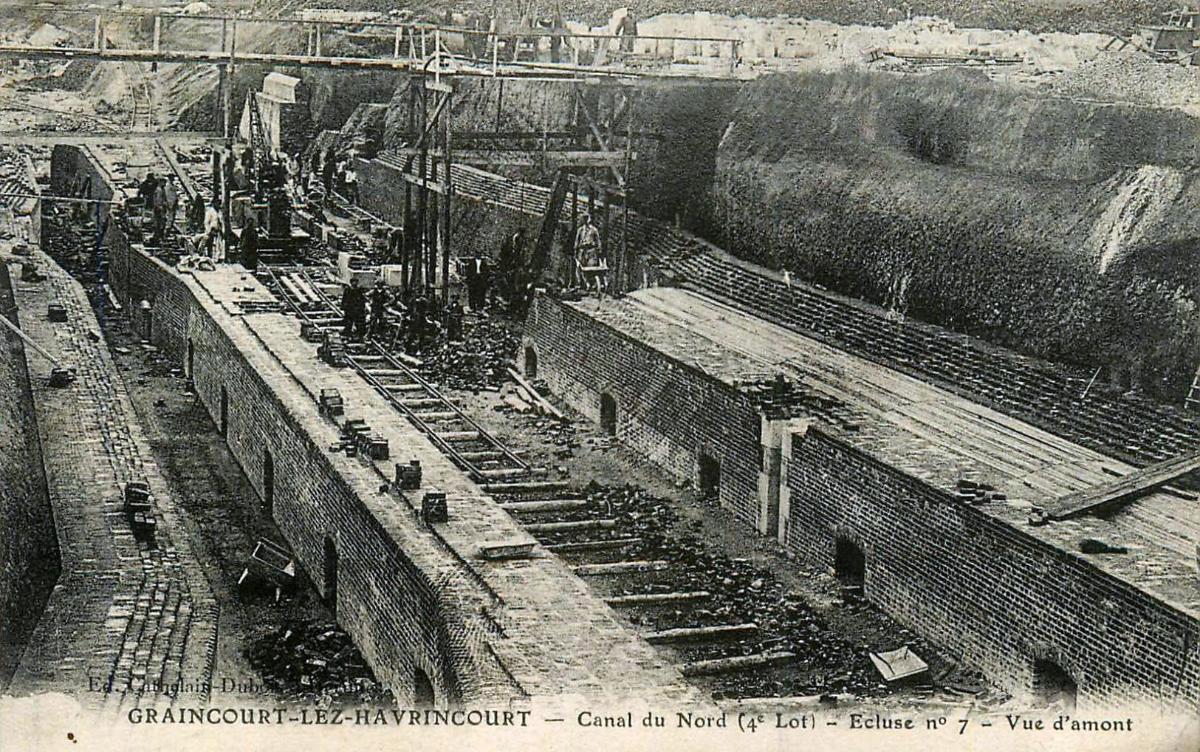 Fond de l'écluse en cours de construction : aqueducs visibles en périphérie,  carte postale, entre 1908 et 1914 (collection particulière).