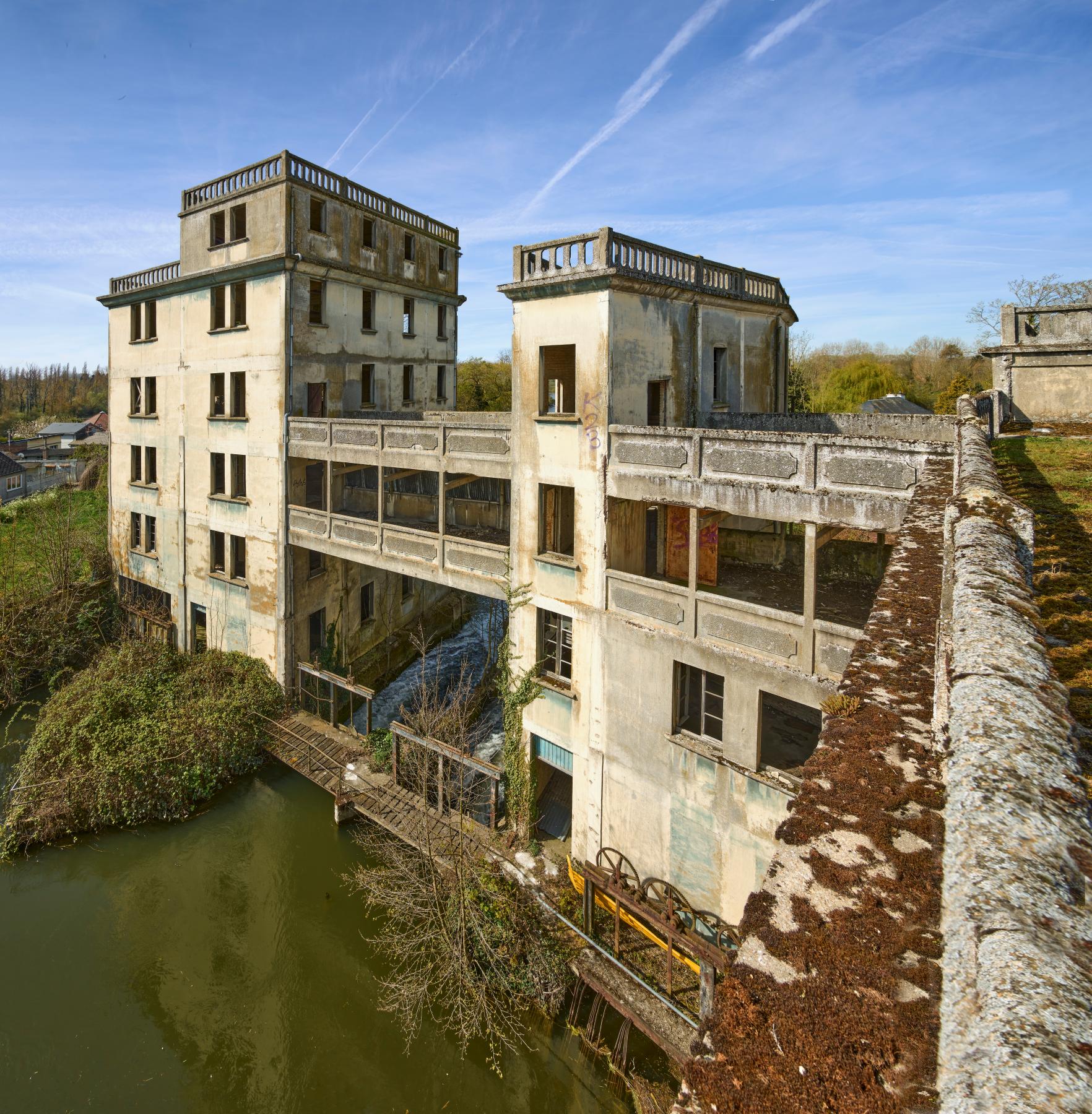 Vue d'ensemble de la minoterie depuis la terrasse des magasins.