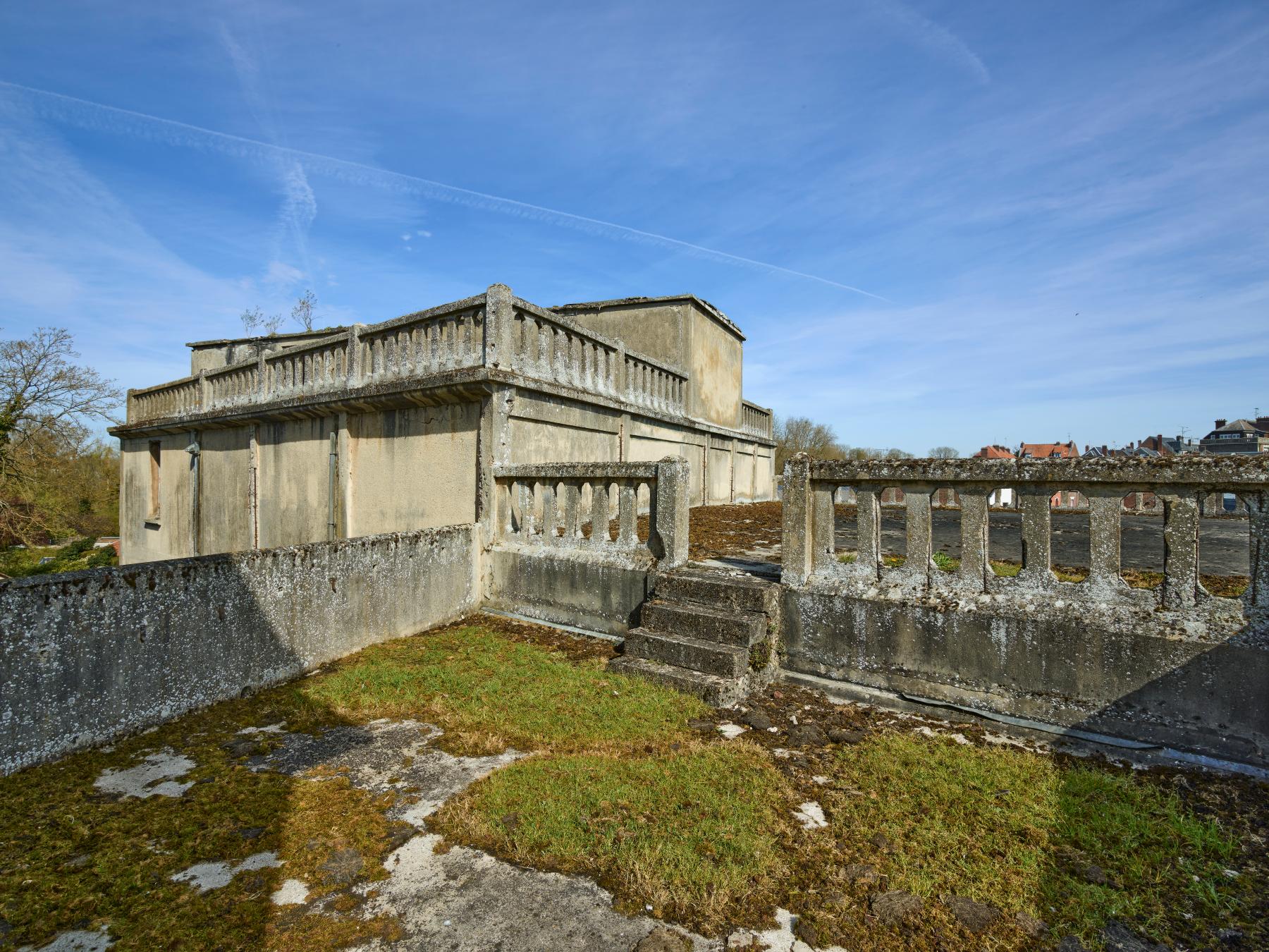 Les différents niveaux des toits-terrasses de la minoterie et l'escalier de liaison.
