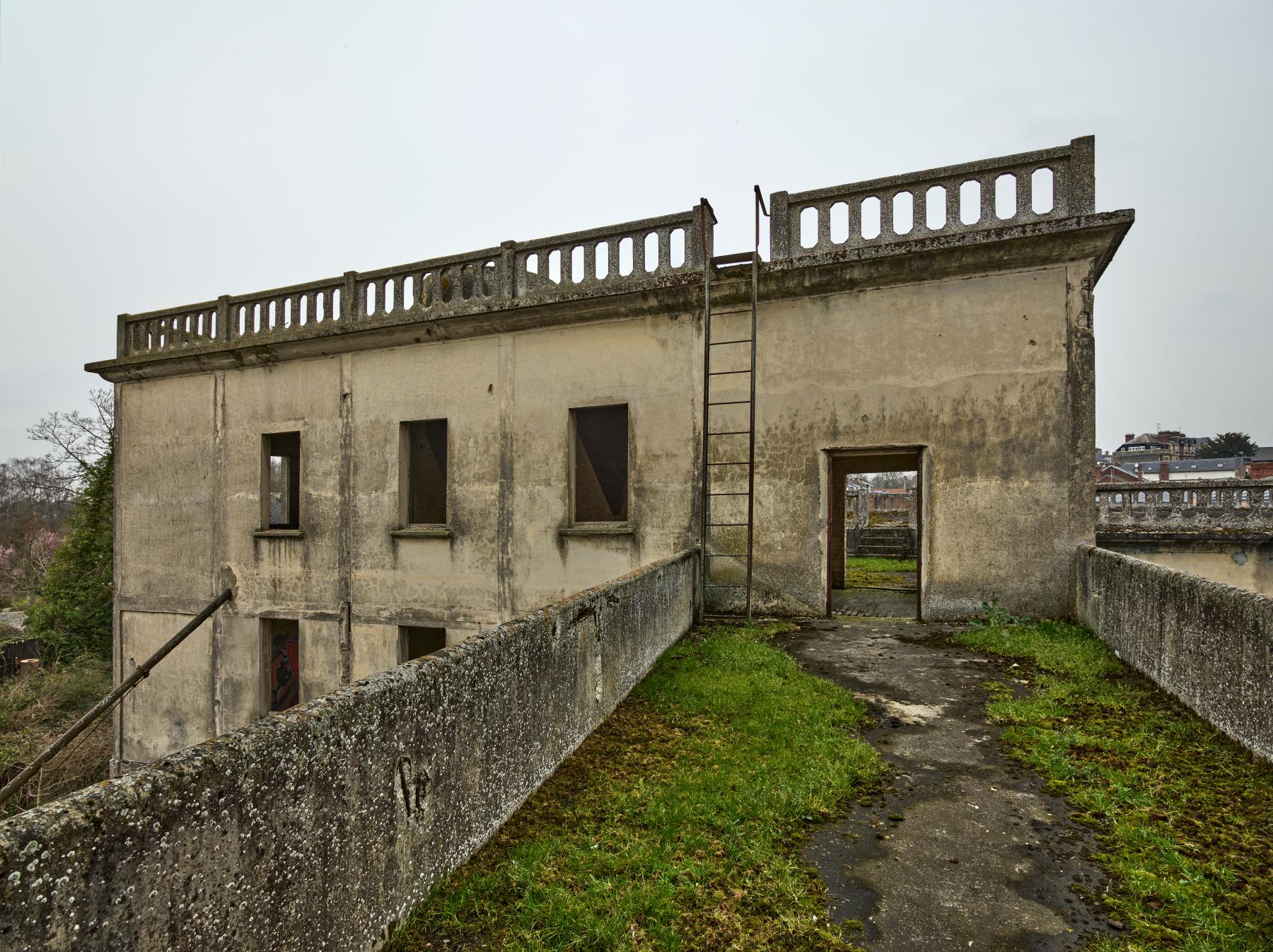Passage supérieur vers les terrasses de la minoterie.