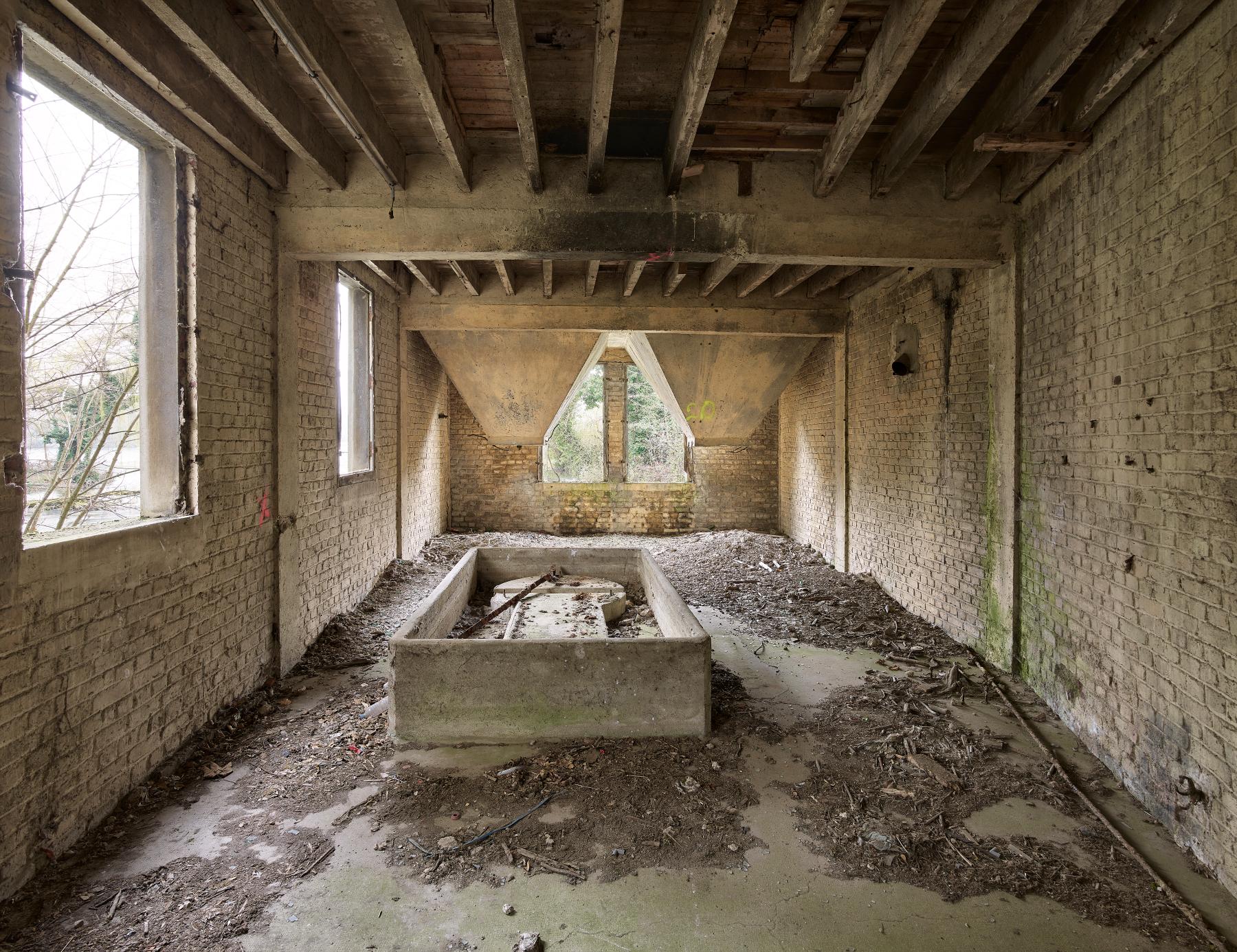 Salle à deux trémis en béton.