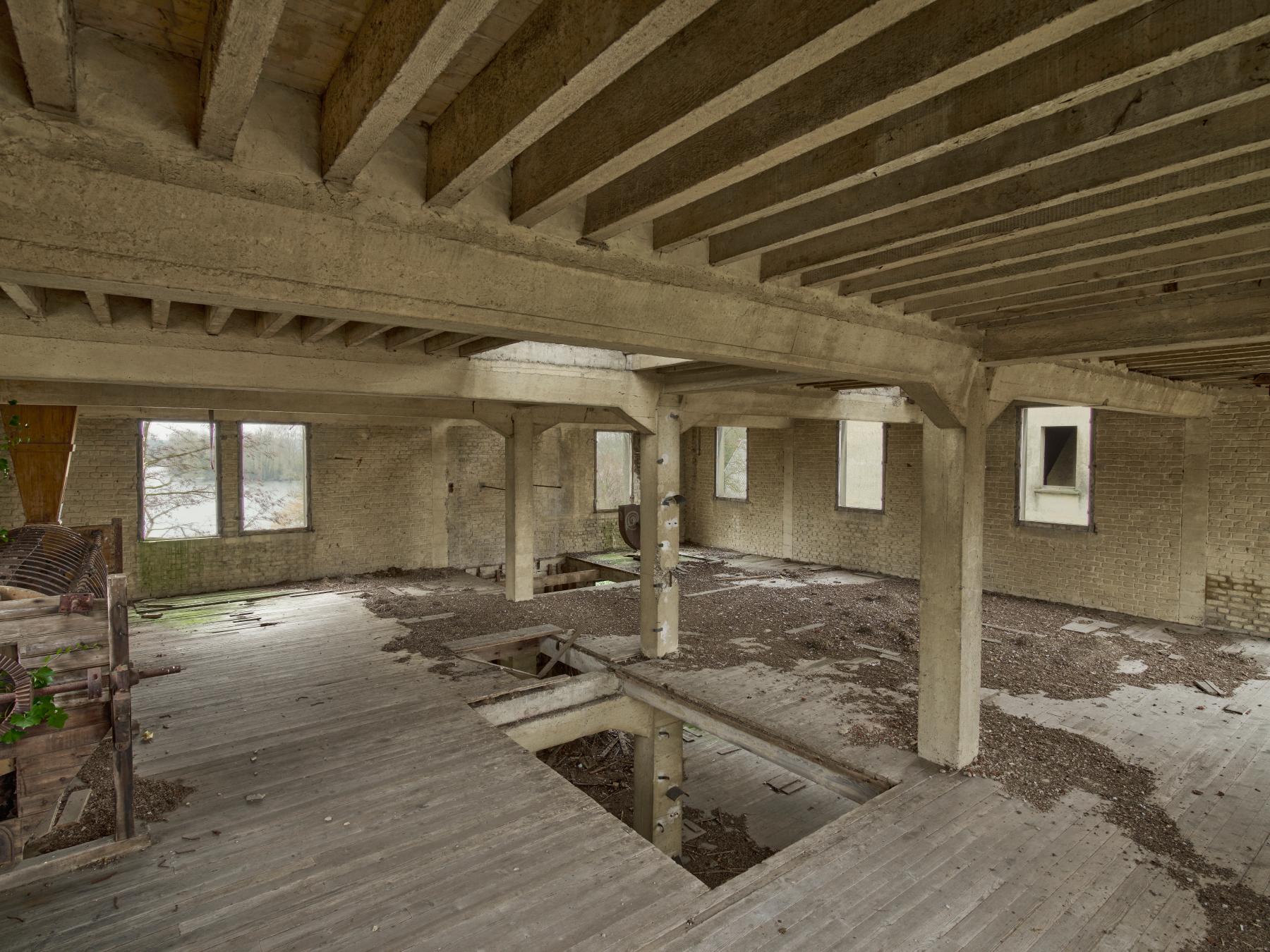 Ancienne salle des plansichters dont l'emplacement est marqué par les trous rectangulaires du plancher.