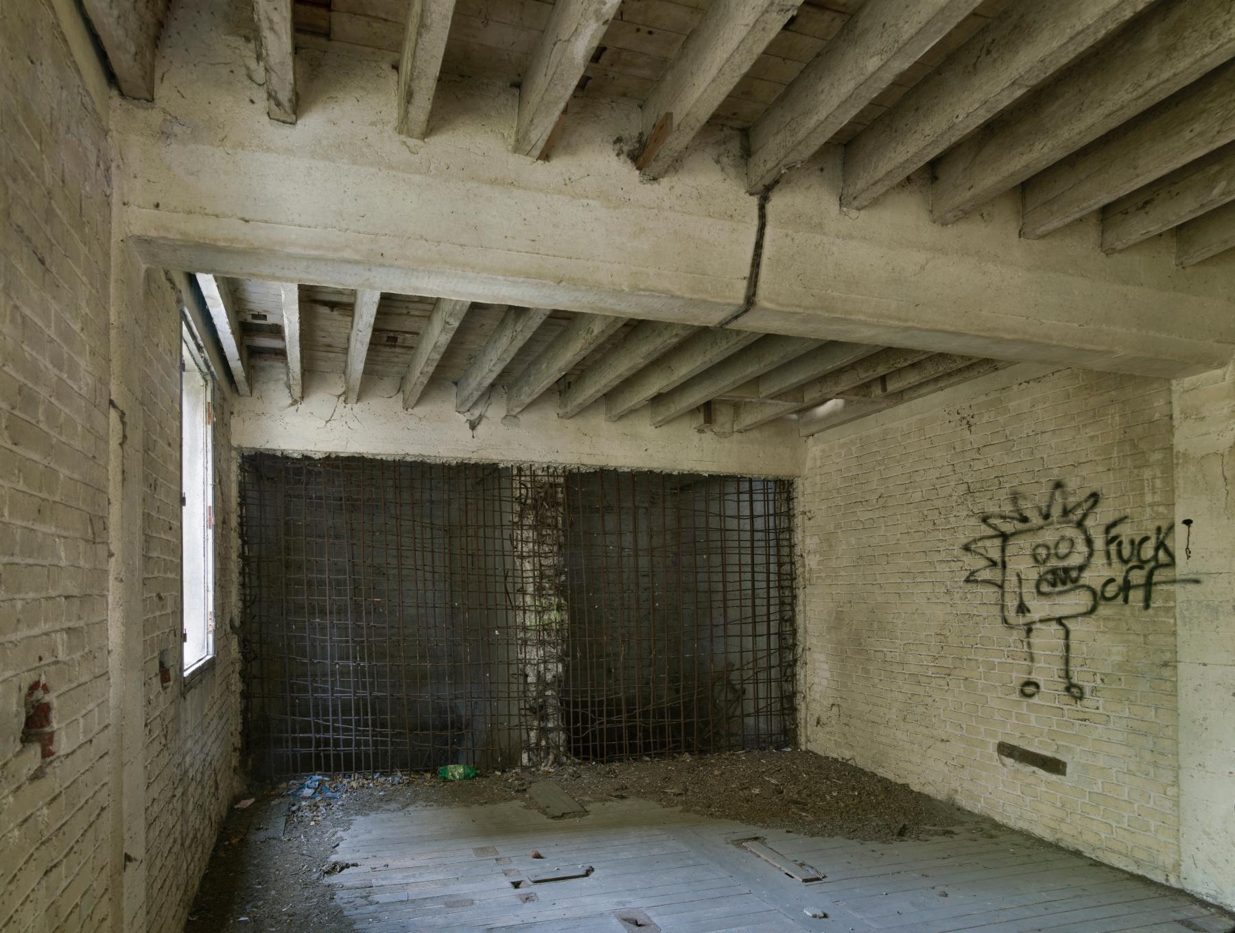 Intérieur du premier niveau de la minoterie, détail du réseau de ferraillage d'un des murs en béton armé.