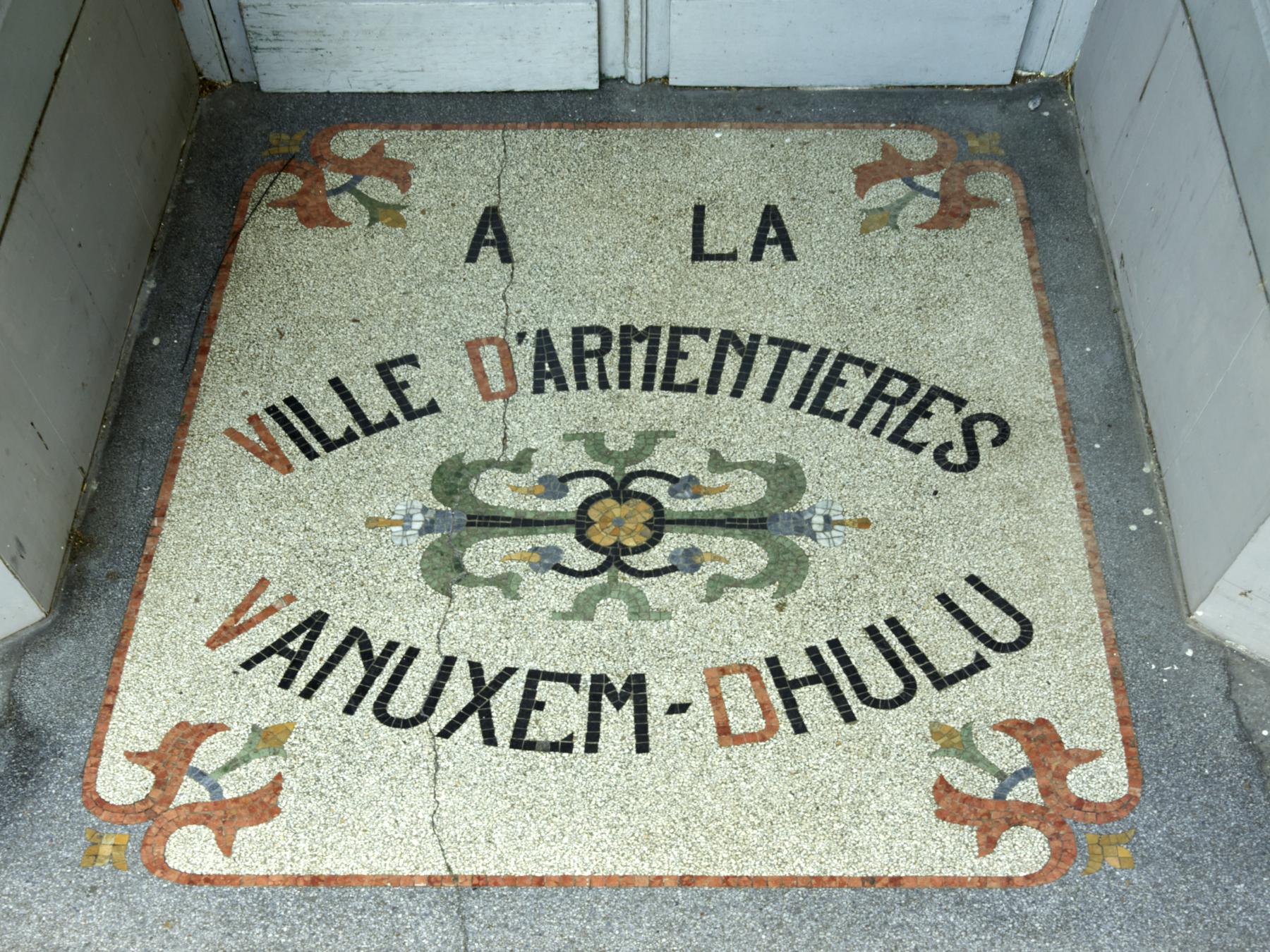Pavage en mosaïque de l'entrée de la boutique.