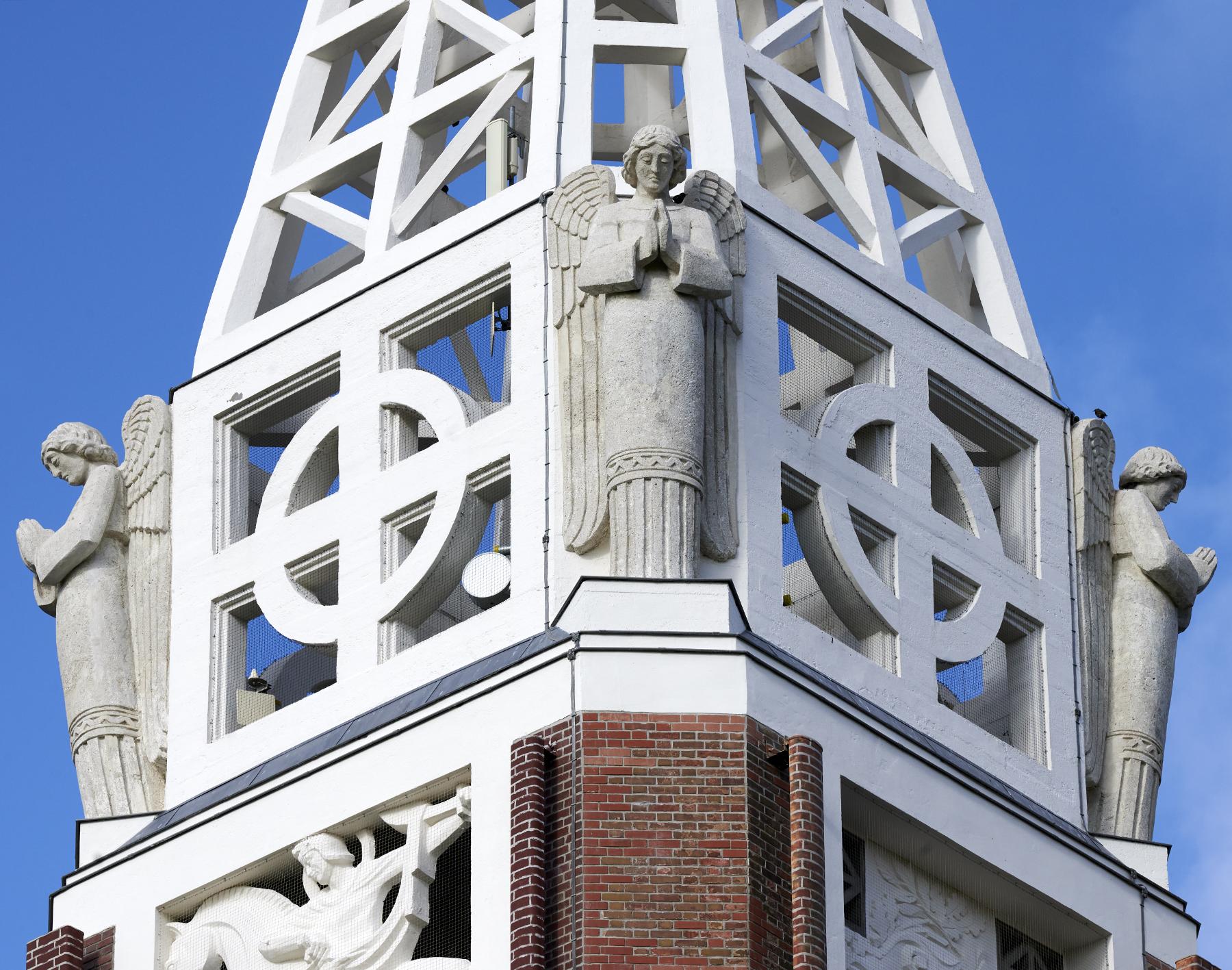 Vue d'ensemble des statues d'ange décorant les angles du clocher-porche réalisées par Alexandre Descatoire.
