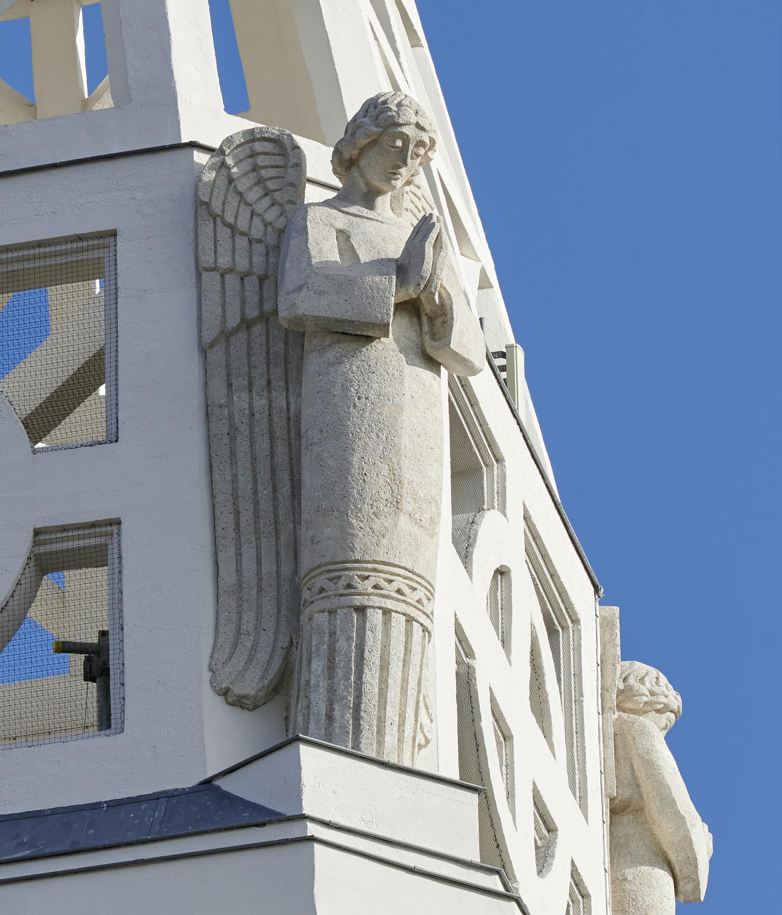 Vue de détail d'une statue d'ange décorant les angles du clocher-porche réalisée par Alexandre Descatoire.
