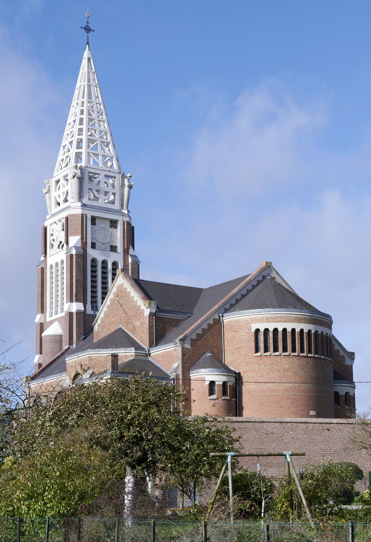 Vue générale de l'église avec le chevet et les deux absidioles. Vue orientée est-ouest.