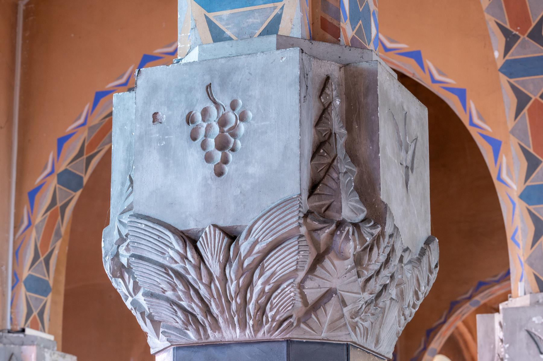 Détail d'un chapiteau, face décorée d'une grappe de raisin.