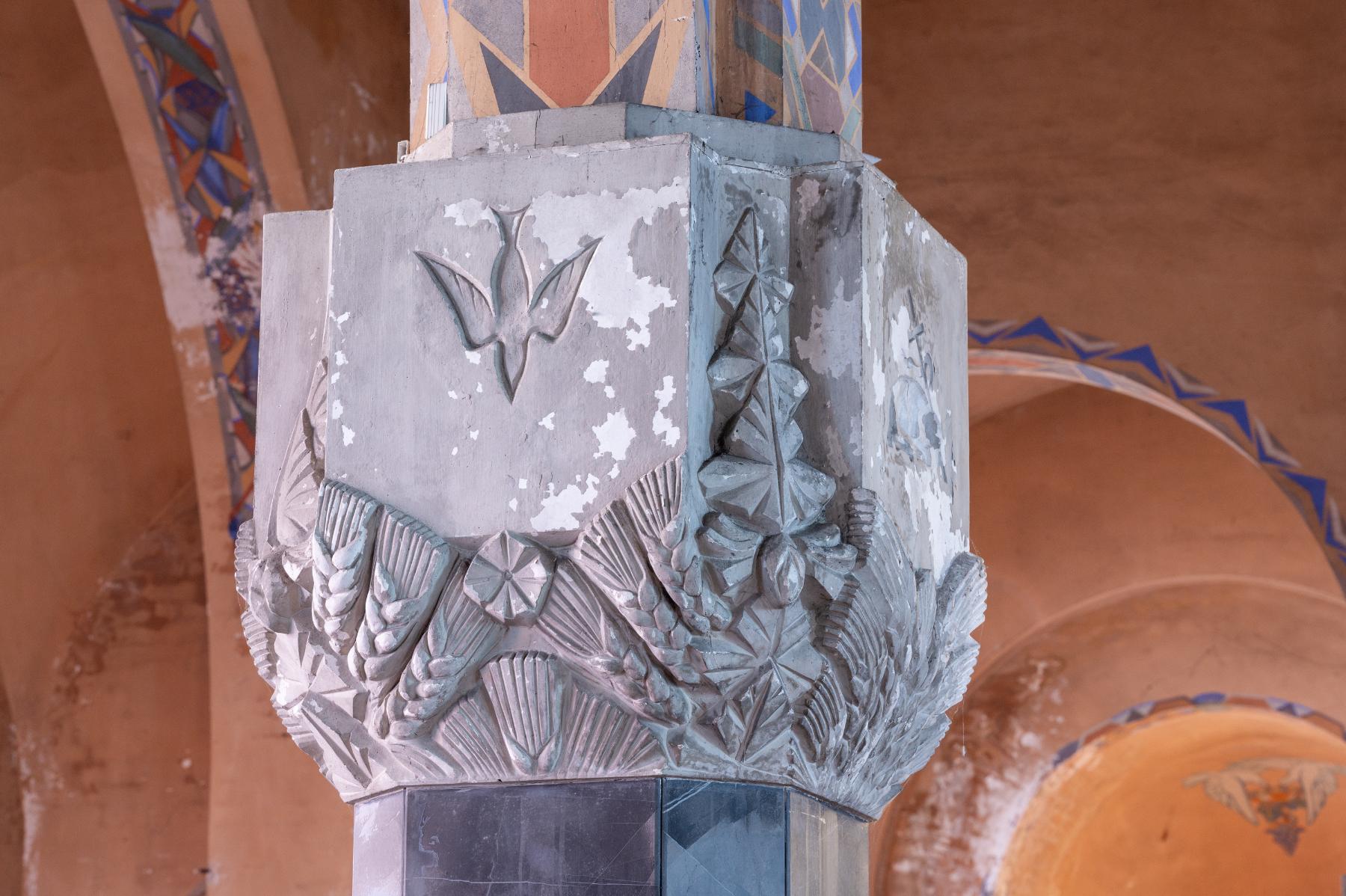 Détail d'un chapiteau, face décorée d'une colombe.