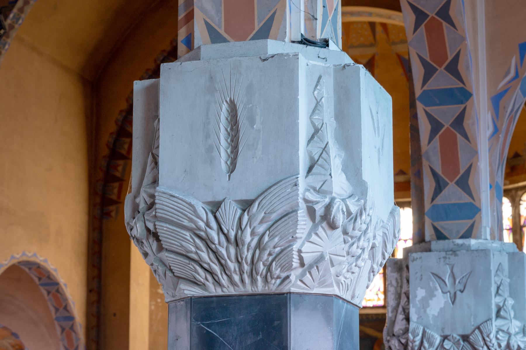 Détail d'un chapiteau, face décorée d'un épi de blé.