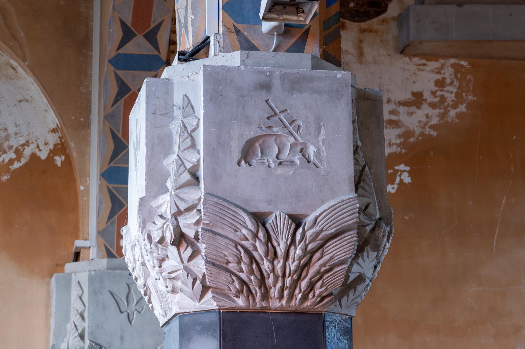 Détail d'un chapiteau, face décorée de l'Agneau mystique.