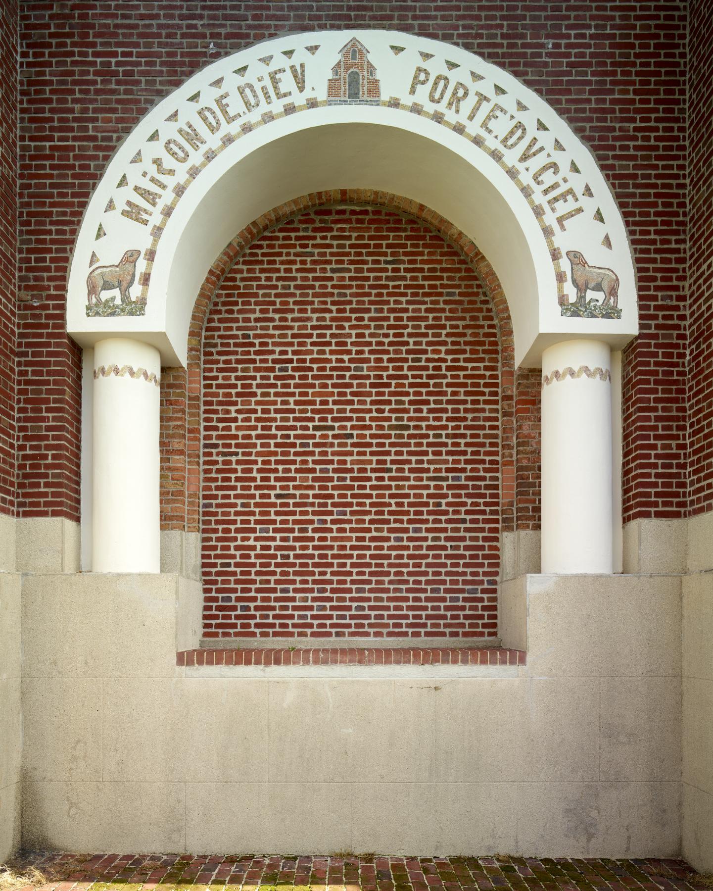 Vue de détail de l'arc aveugle du premier niveau du clocher-porche côté ouest.