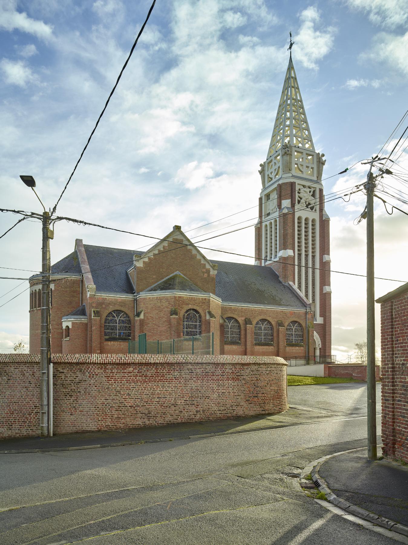 Vue générale de l'église avec le clocher-porche et le mur nord. Vue orientée est-ouest.