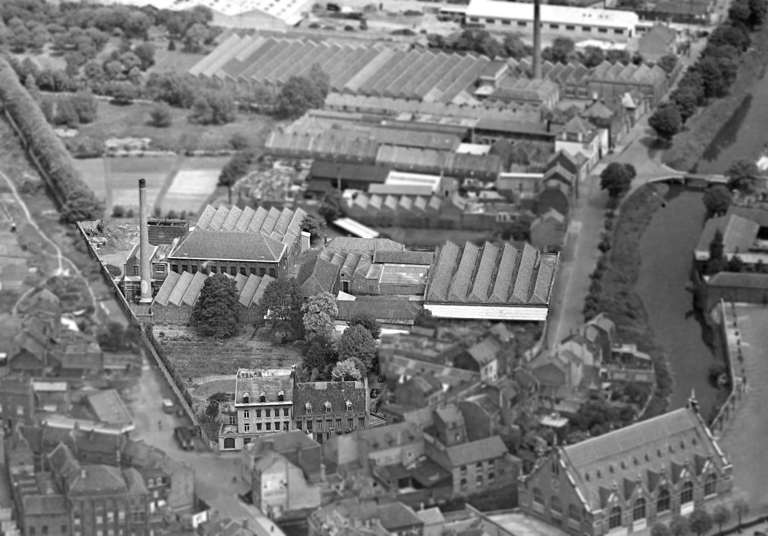 Vue aérienne oblique vers le nord de l'usine Dufour-Deren (IGN. Photothèque nationale. 30/05/1960). 
