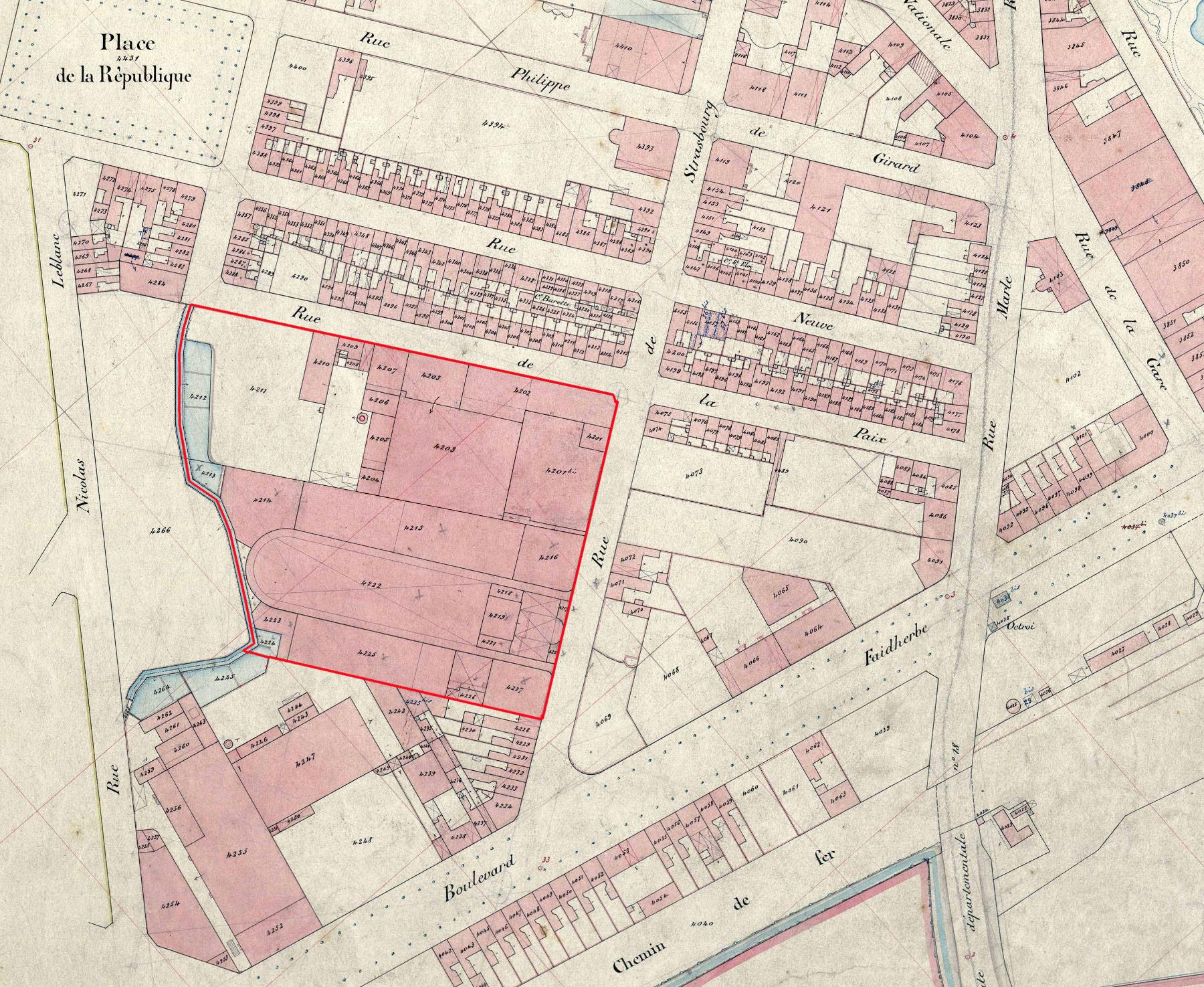Le tissage Dulac (liseré rouge) sur un extrait du plan cadastral de 1888 (section B6) (AD Nord ; P31/178).