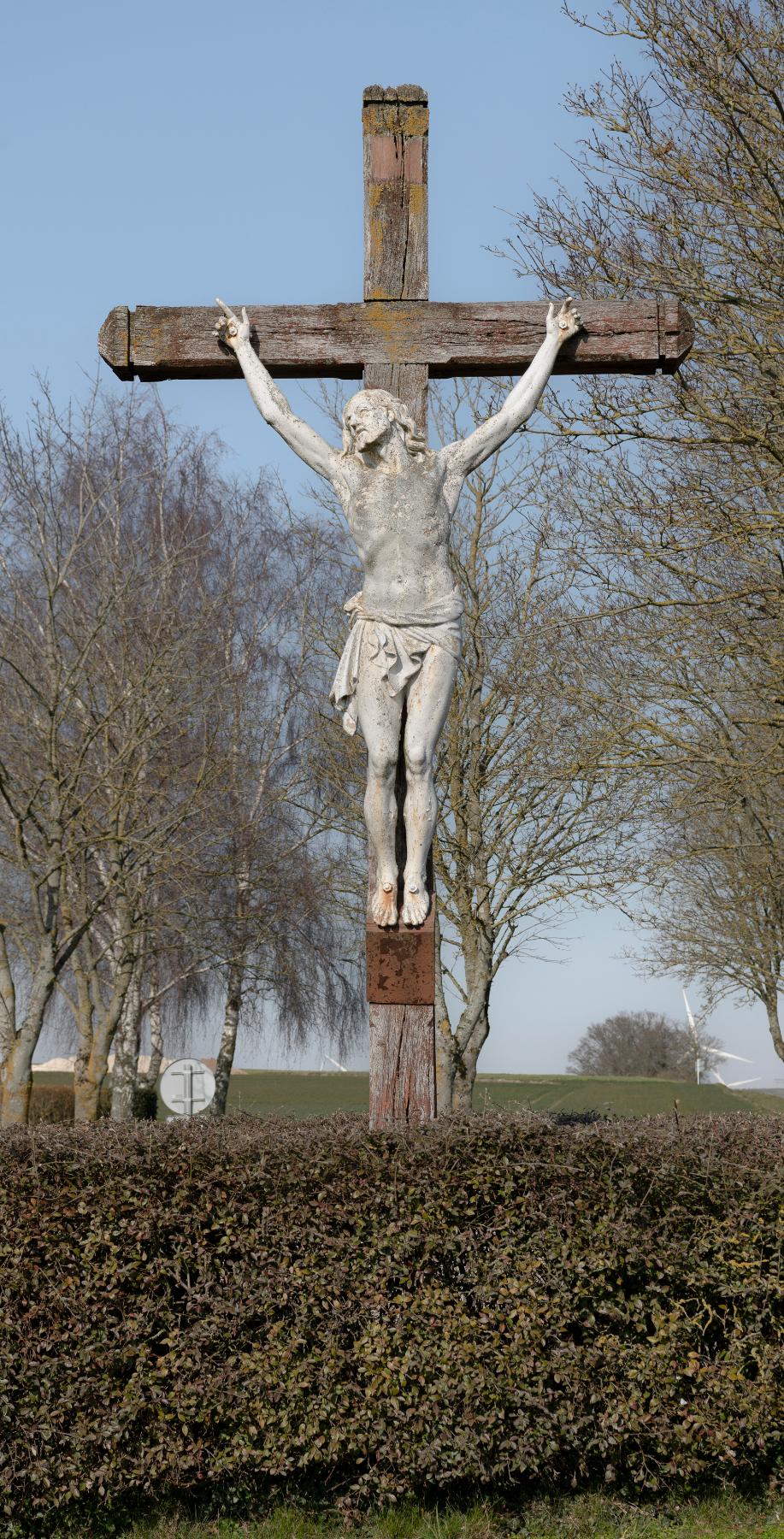Croix en face du cimetière, vue depuis l'est.