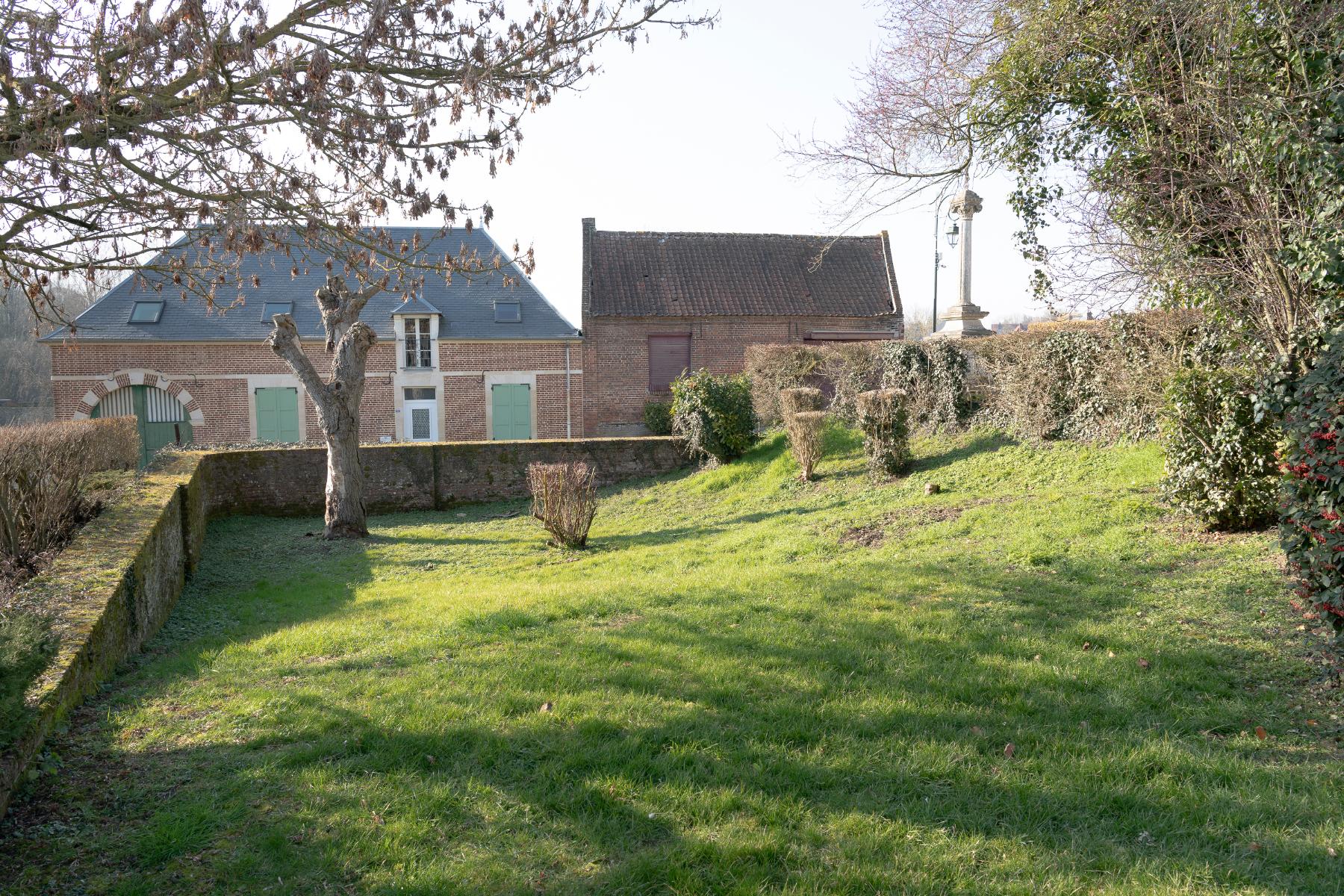 Ancienne mare en face de la ferme de Ponceaux, vue prise depuis l'est. 