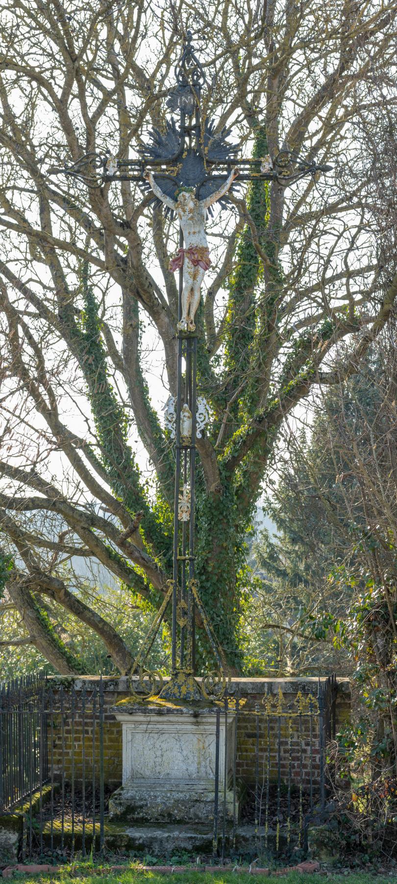 Croix dite "Calvaire Richard-Hermand", à l'intersection de la rue Bulnoise et de la rue de la Vallée de Crème, vue prise depuis l'est. 