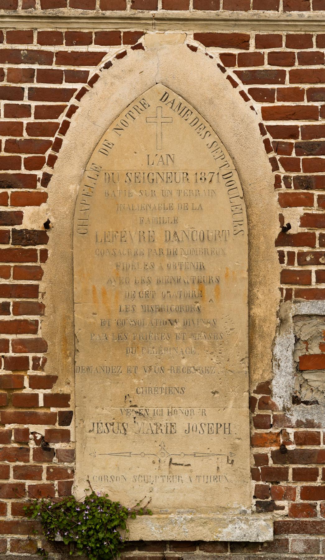 Plaque de fondation de la chapelle Notre-Dame-des-Sept-Douleurs, rue de l'Abreuvoir.