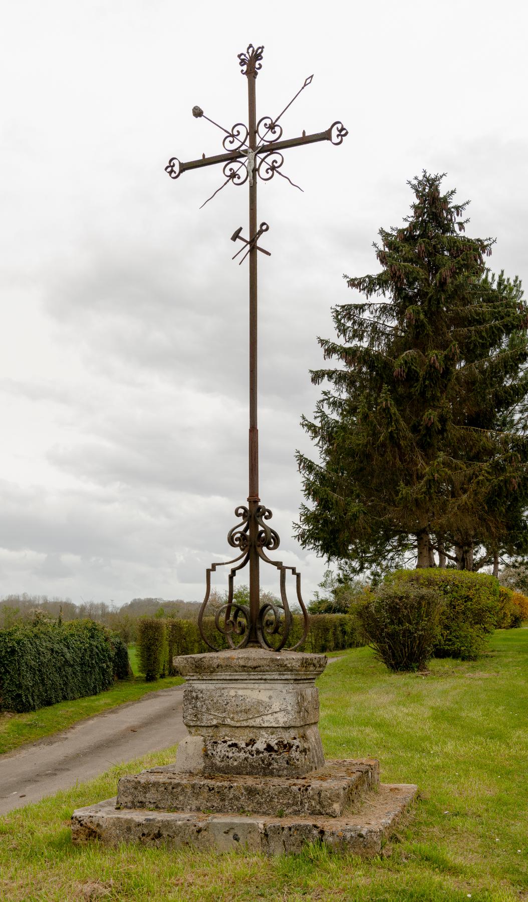 Croix de Couvremont à la sortie ouest du village, vers Reuil.