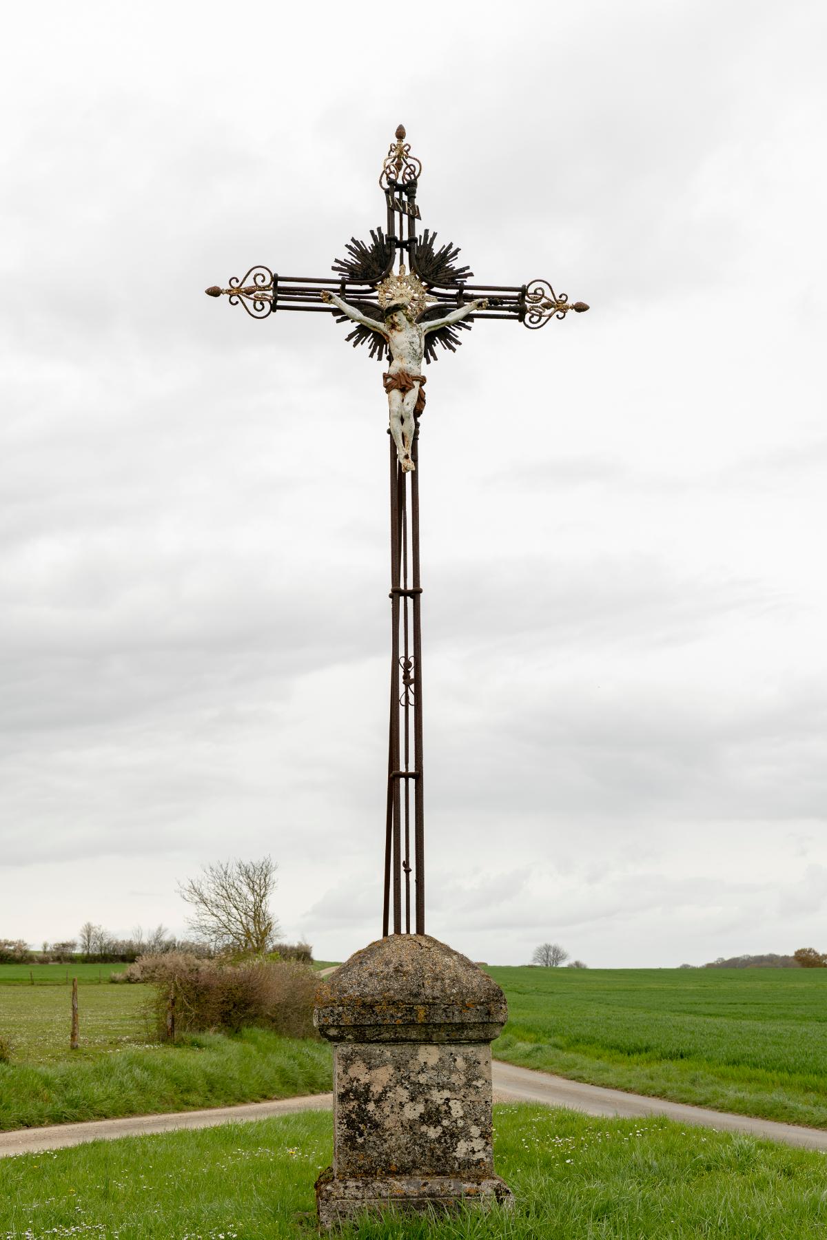 Croix dite "Calvaire de la route du Quesnel", vue depuis le nord. 
