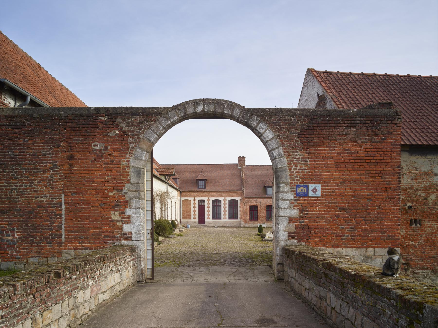 Entrée charretière donnant sur la cour intérieure. Vue prise depuis la rue.