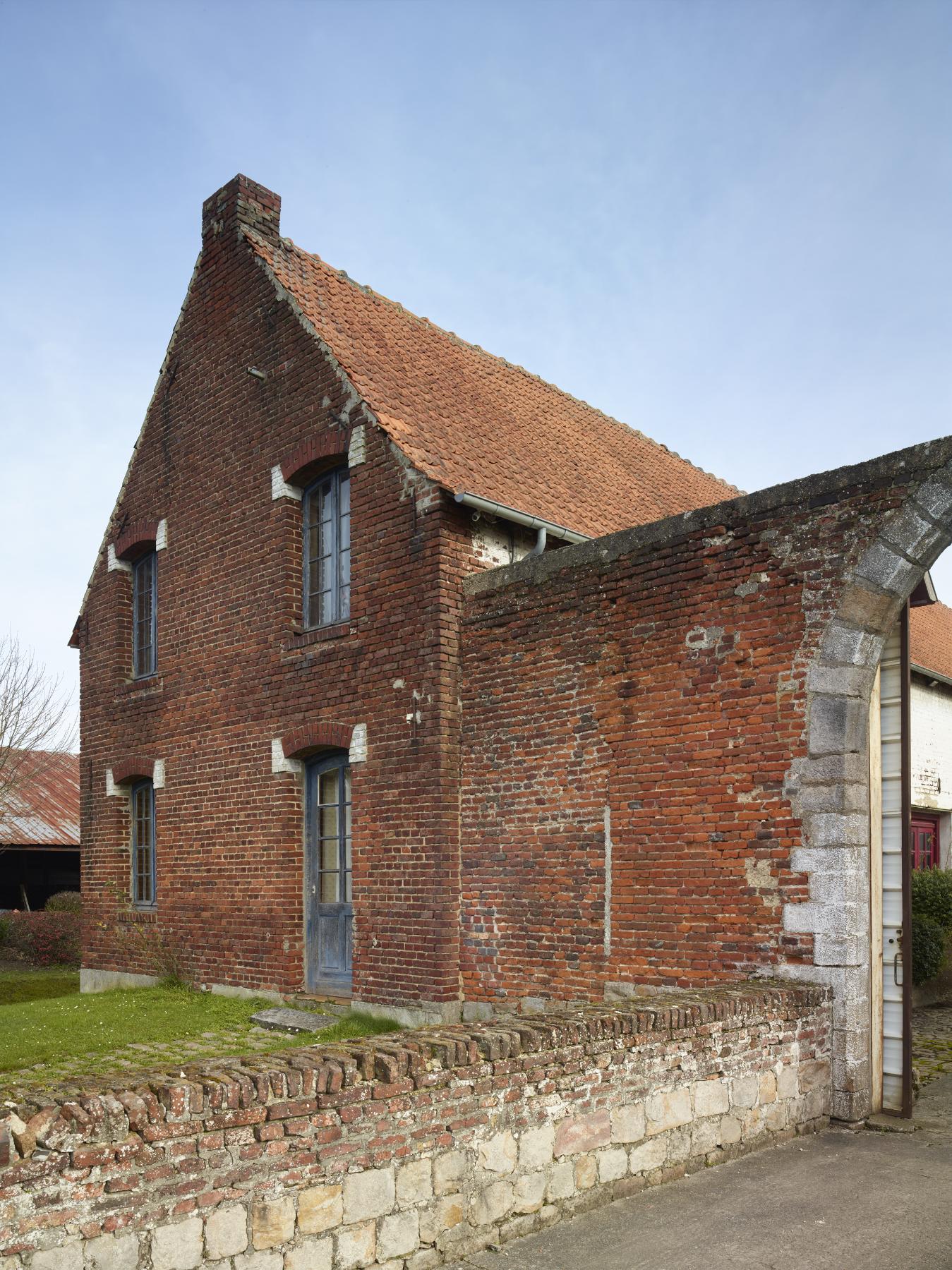 Pignon du logis. Vue prise depuis la rue.