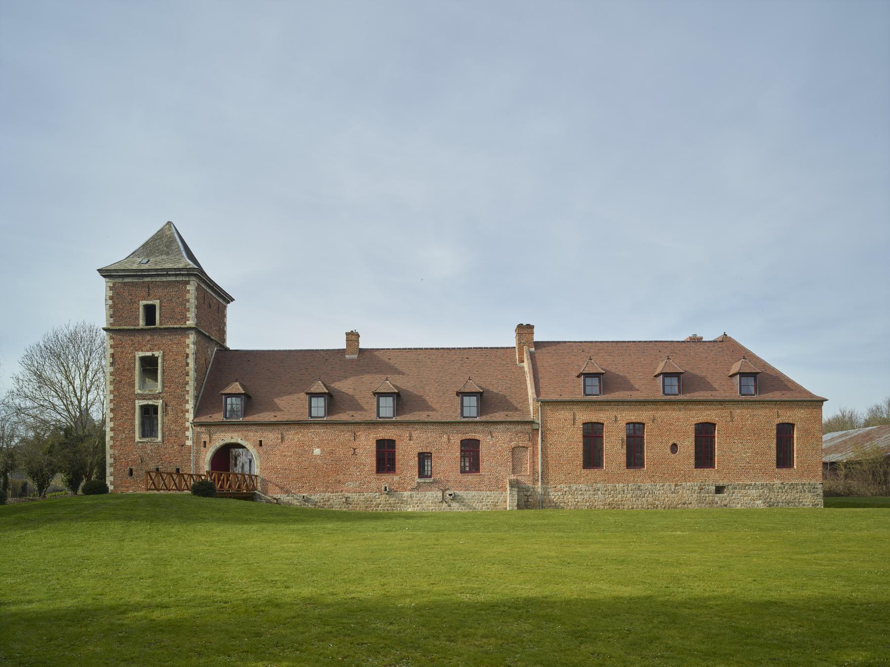 Façade est de la ferme. Tour d'angle sud-est, seconde entrée charretière.
