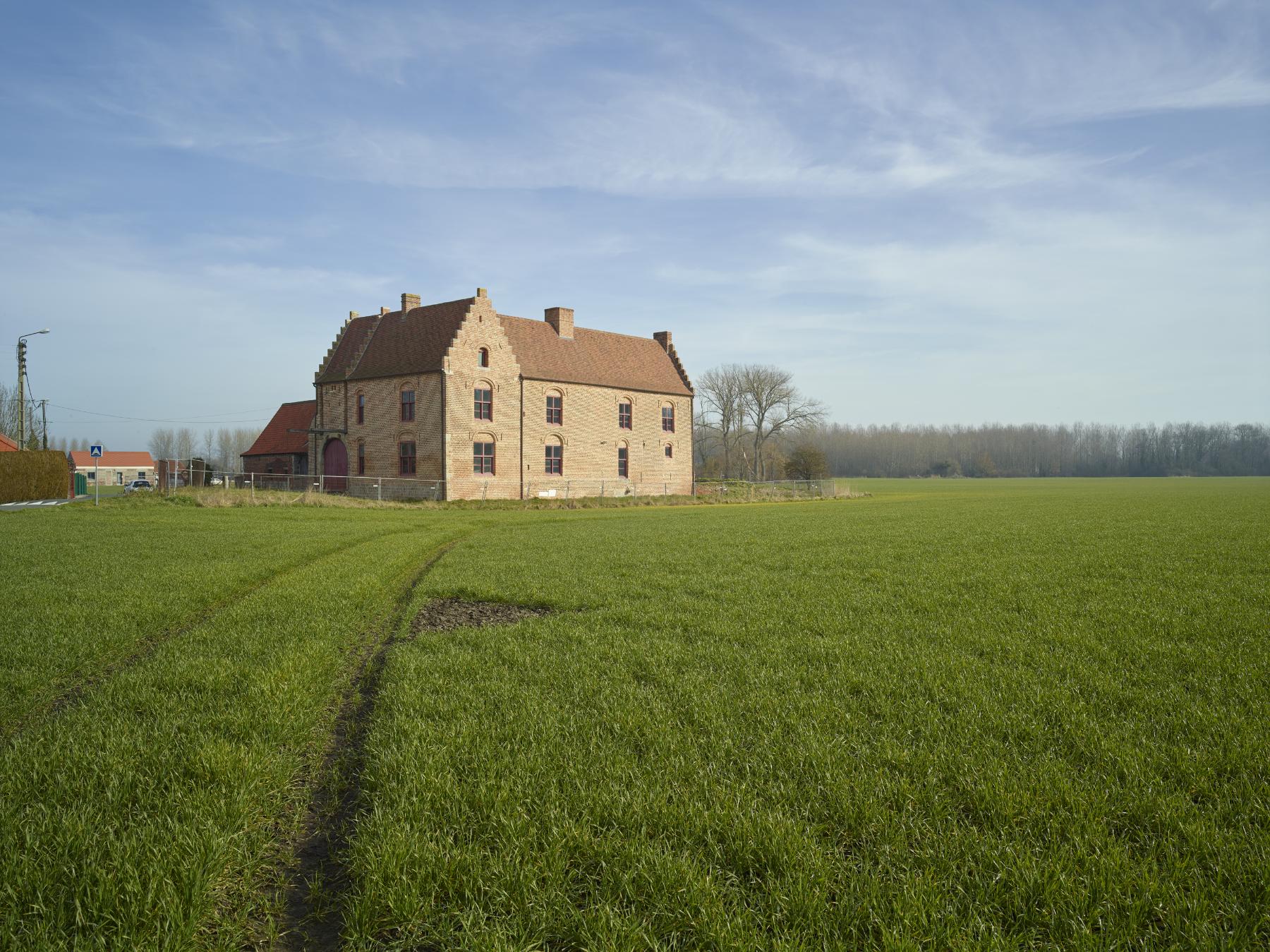 Vue environnante du manoir depuis la rue du manoir de l'Estracelles, en arrivant par le sud-ouest.