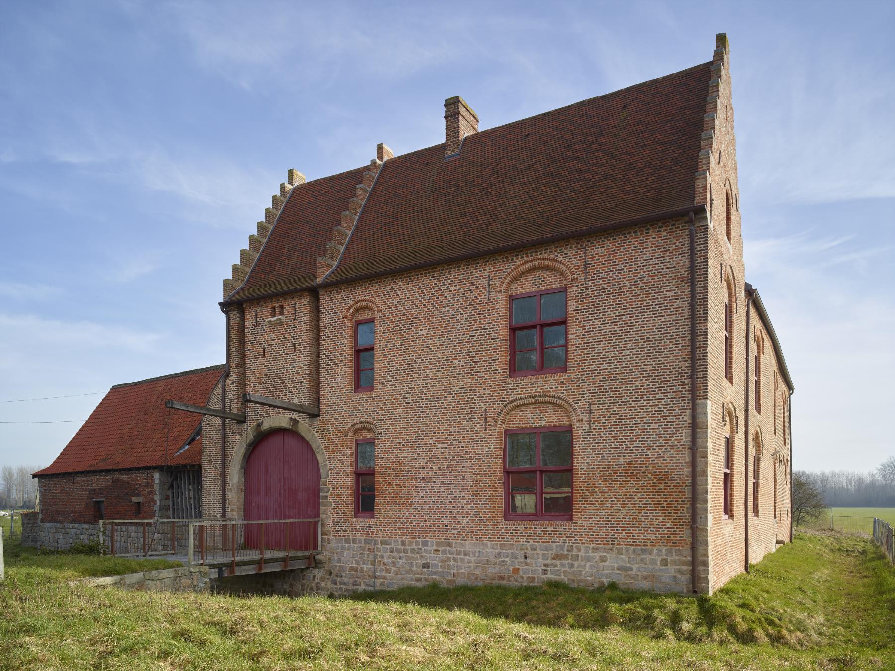 Ancienne ferme manoir d'Estracelles ; Façade sur rue. Logis du XVIe siècle.
