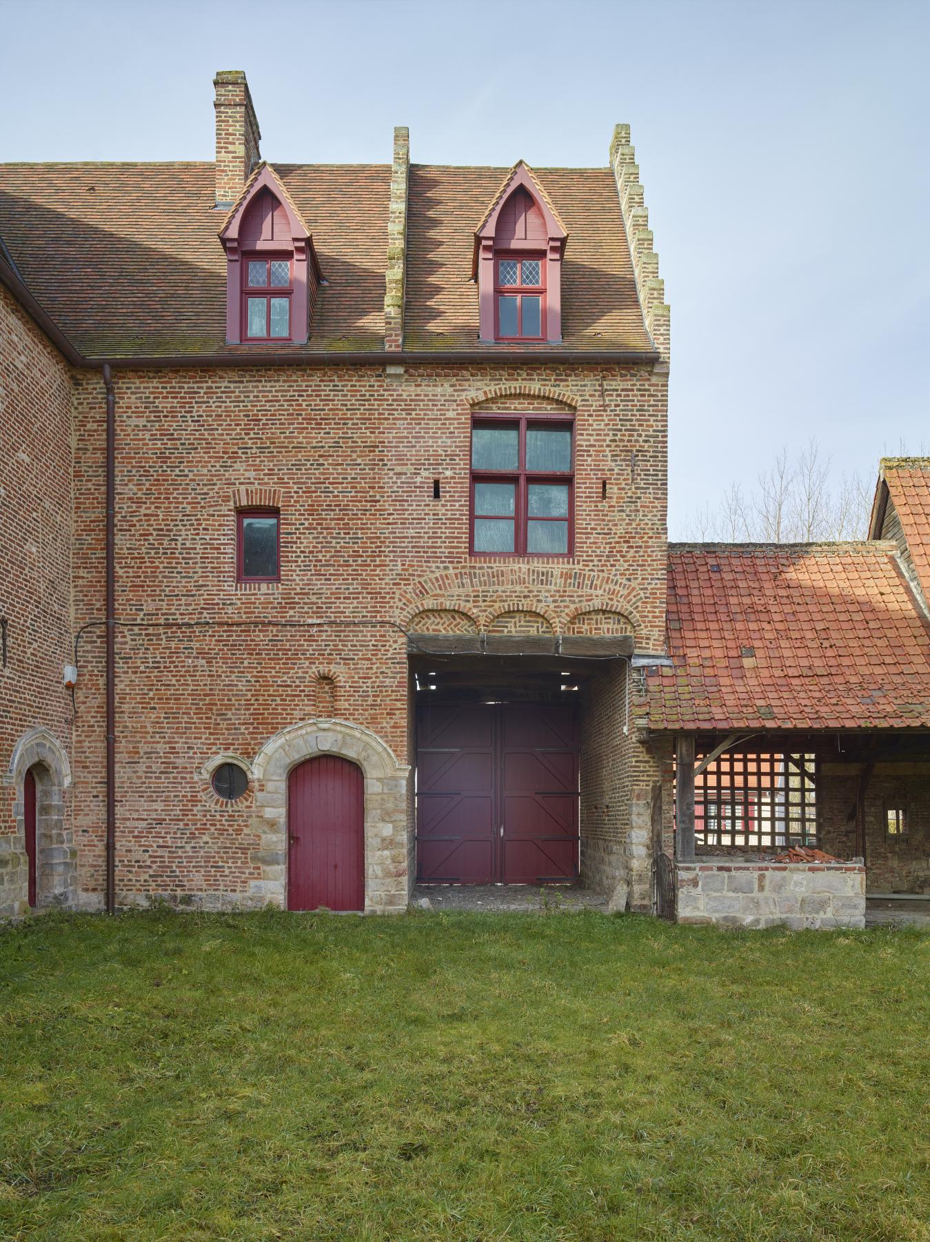 Tour-porche et porterie. Vue depuis la cour intérieure. Porte d'entrée du logis XVIe siècle directement à gauche.