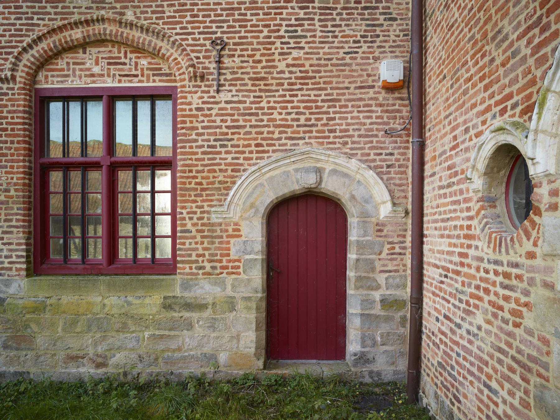 Porte d'accès principale au logis du XVIIe siècle.