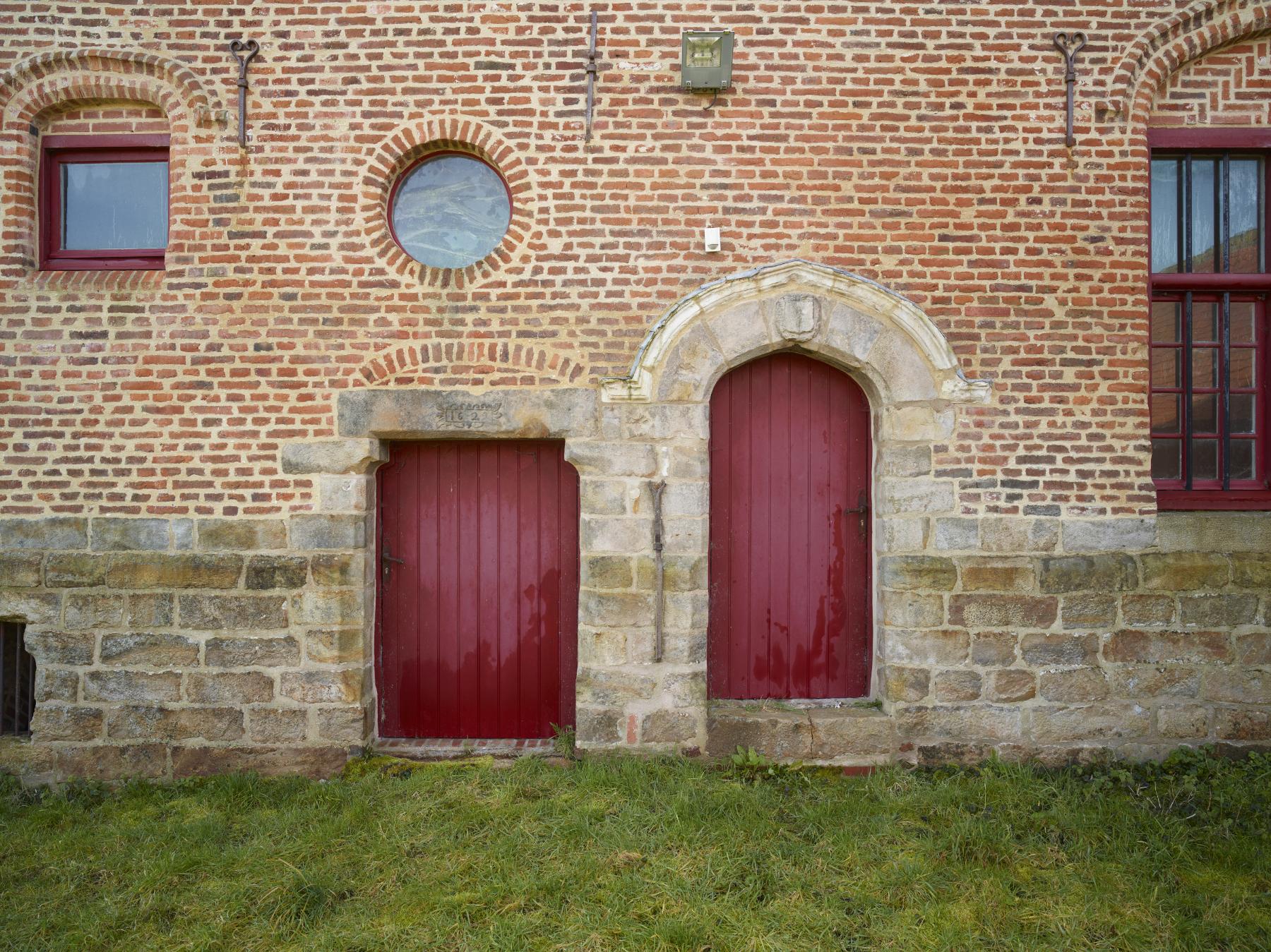 À droite, porte menant aux cuisines du logis du XVIIe siècle. À gauche, porte menant à la cave.