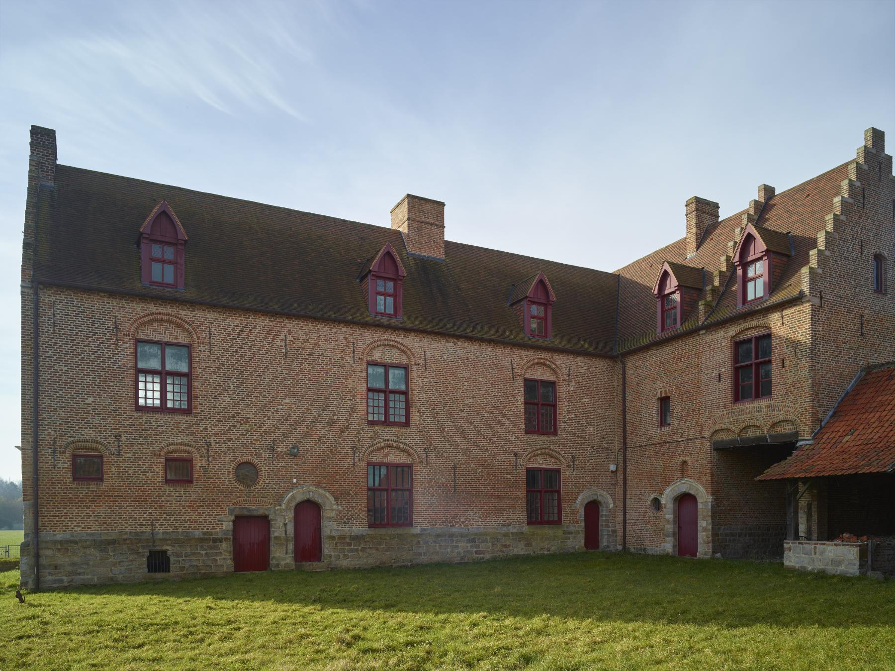 Vue des logis prise depuis l'intérieur de la cour.