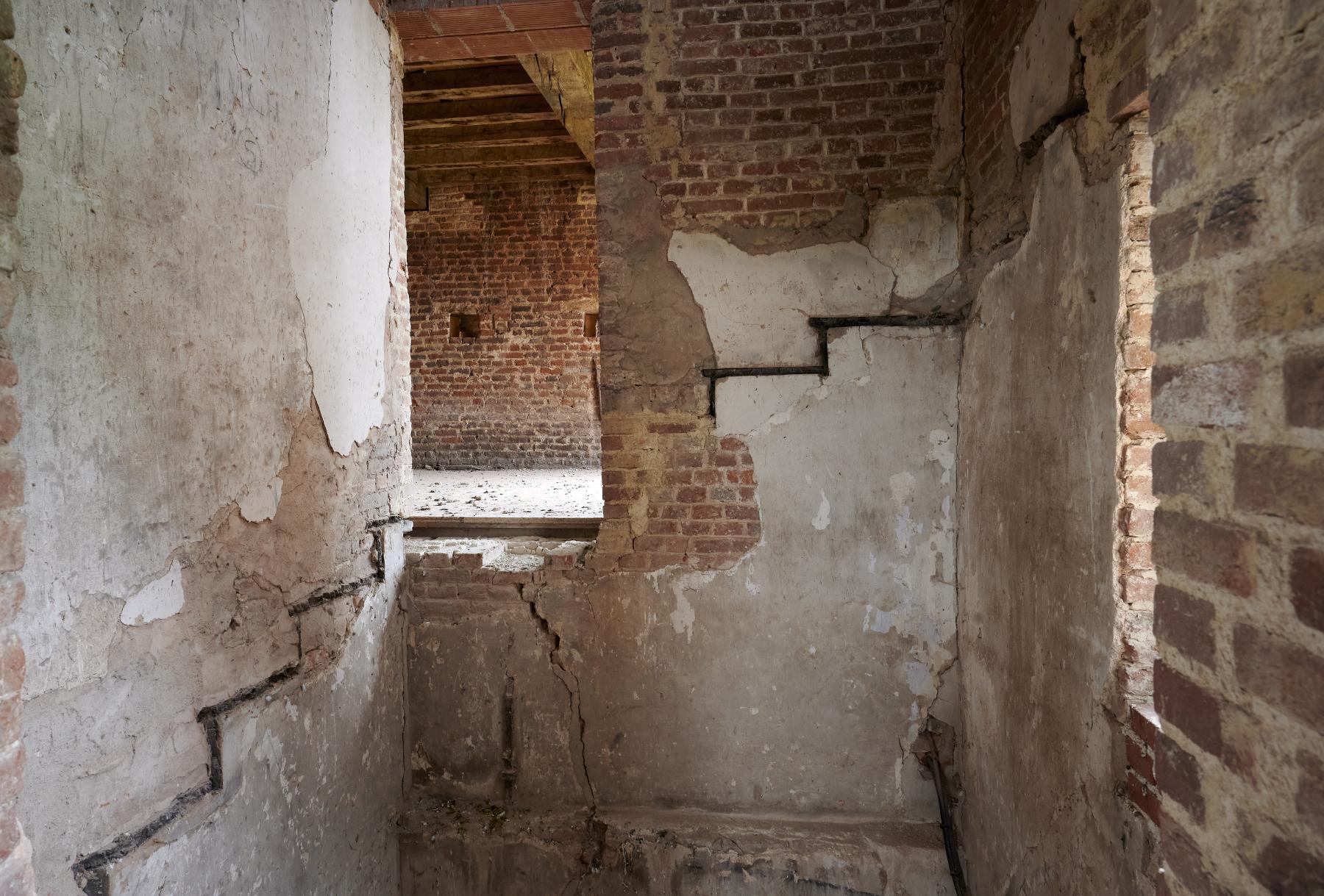Premier étage. Logis du XVIe siècle. Ancienne cage d'escalier desservant les étages et la tour porche.