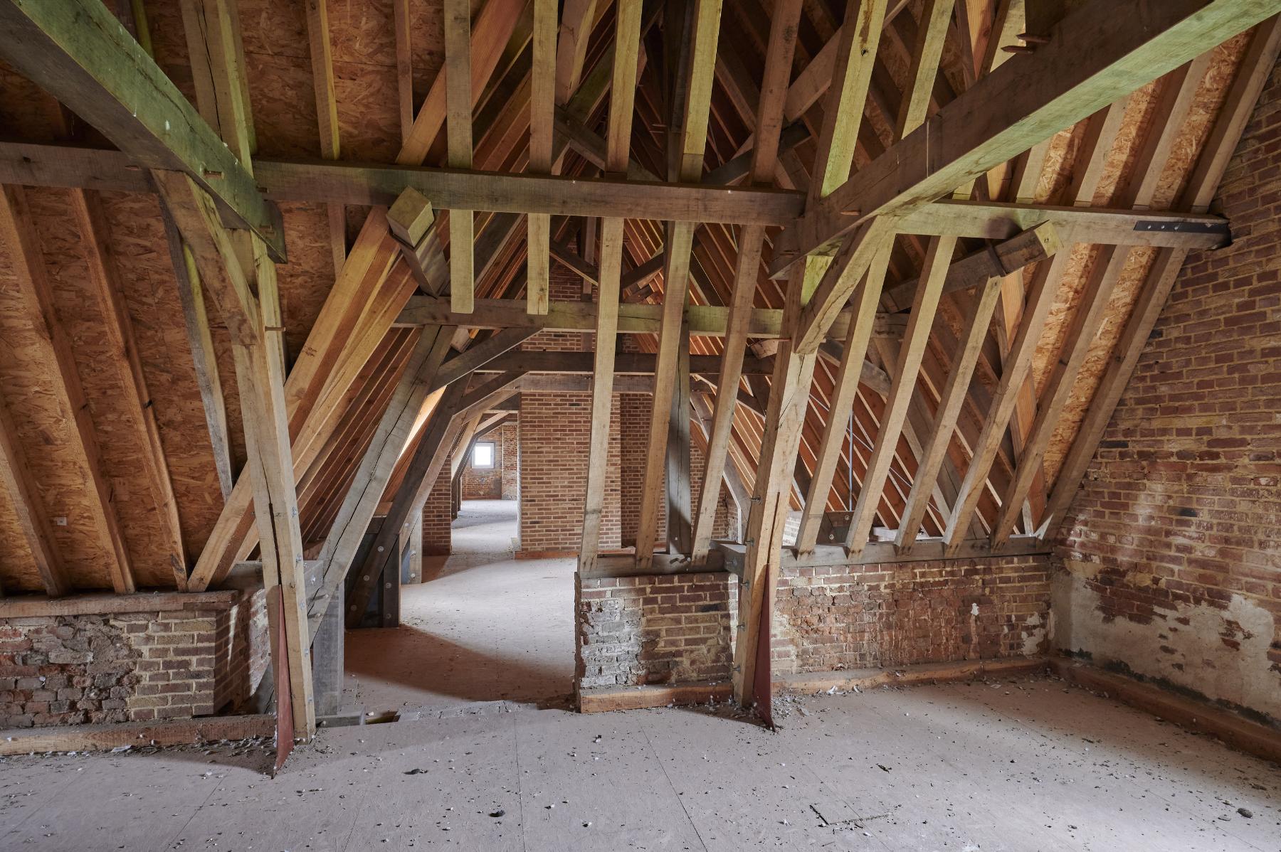 Combles. Logis du XVIe siècle. Vue vers les combles du logis du XVIIe siècle. 